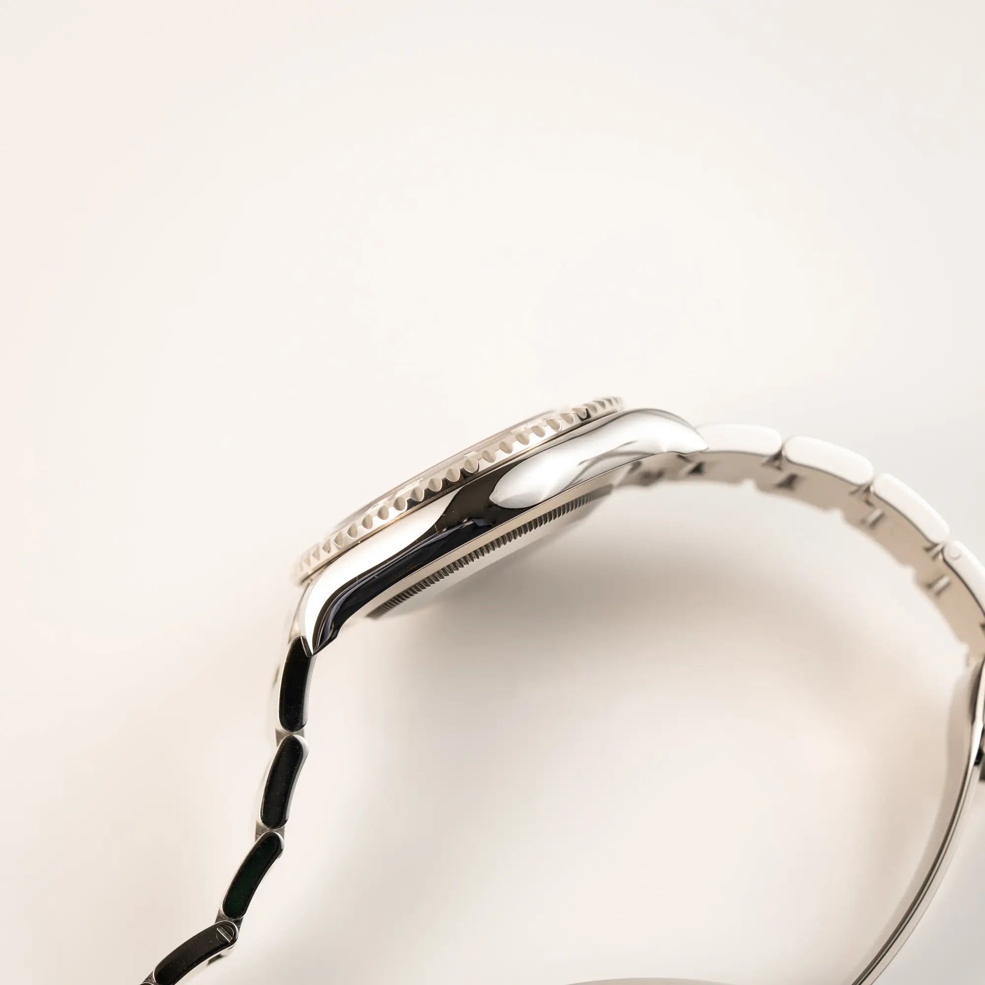 Seitliche Gehäuseflanke der Rolex Yacht-Master 40 mit blauem Zifferblatt der Referenz 126622 aus 2022