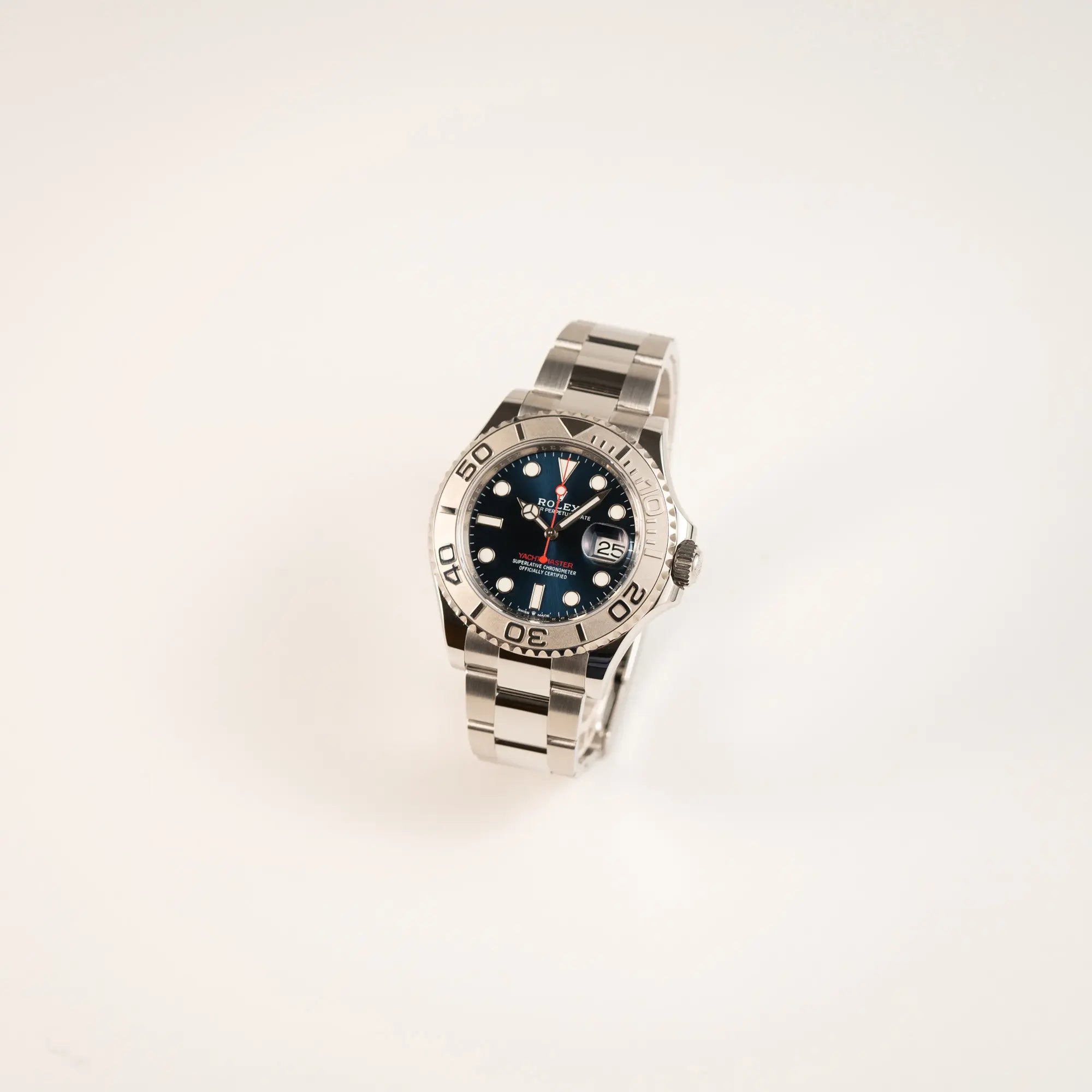Leicht schräge Ansicht der Rolex Yacht-Master 40 mit blauem Zifferblatt der Referenz 126622 aus 2022