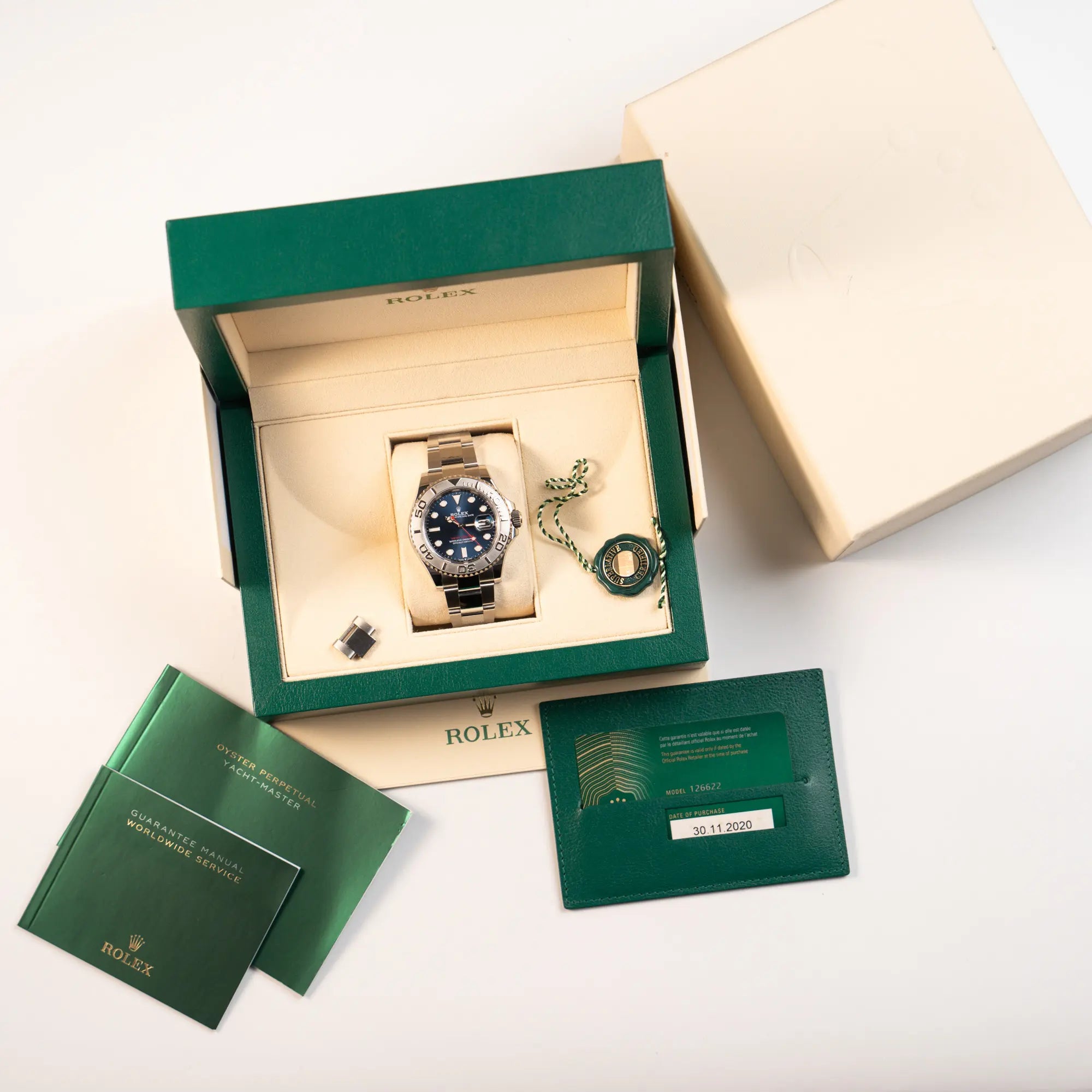 Rolex Yachtmaster 40 der Referenz 126622 mit blauem Zifferblatt und der Rolesium-Lünette aus Platin zusammen mit dem Lieferumfang, bestehend aus Box, Papieren, Booklets, Hangtag und Umkarton