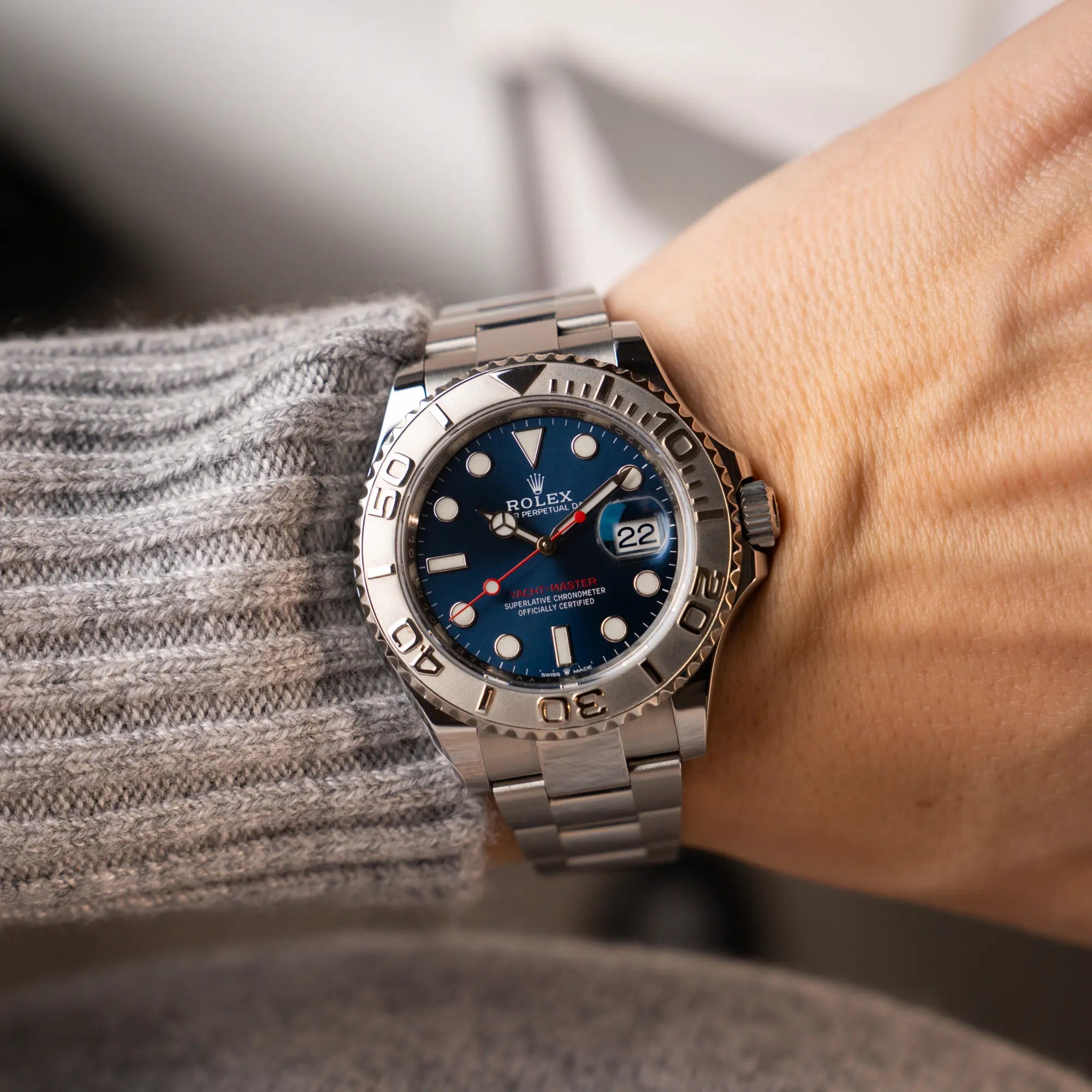 Wristshot mit der Rolex Yachtmaster 40 der Referenz 126622 mit blauem Zifferblatt und der Rolesium-Lünette aus Platin