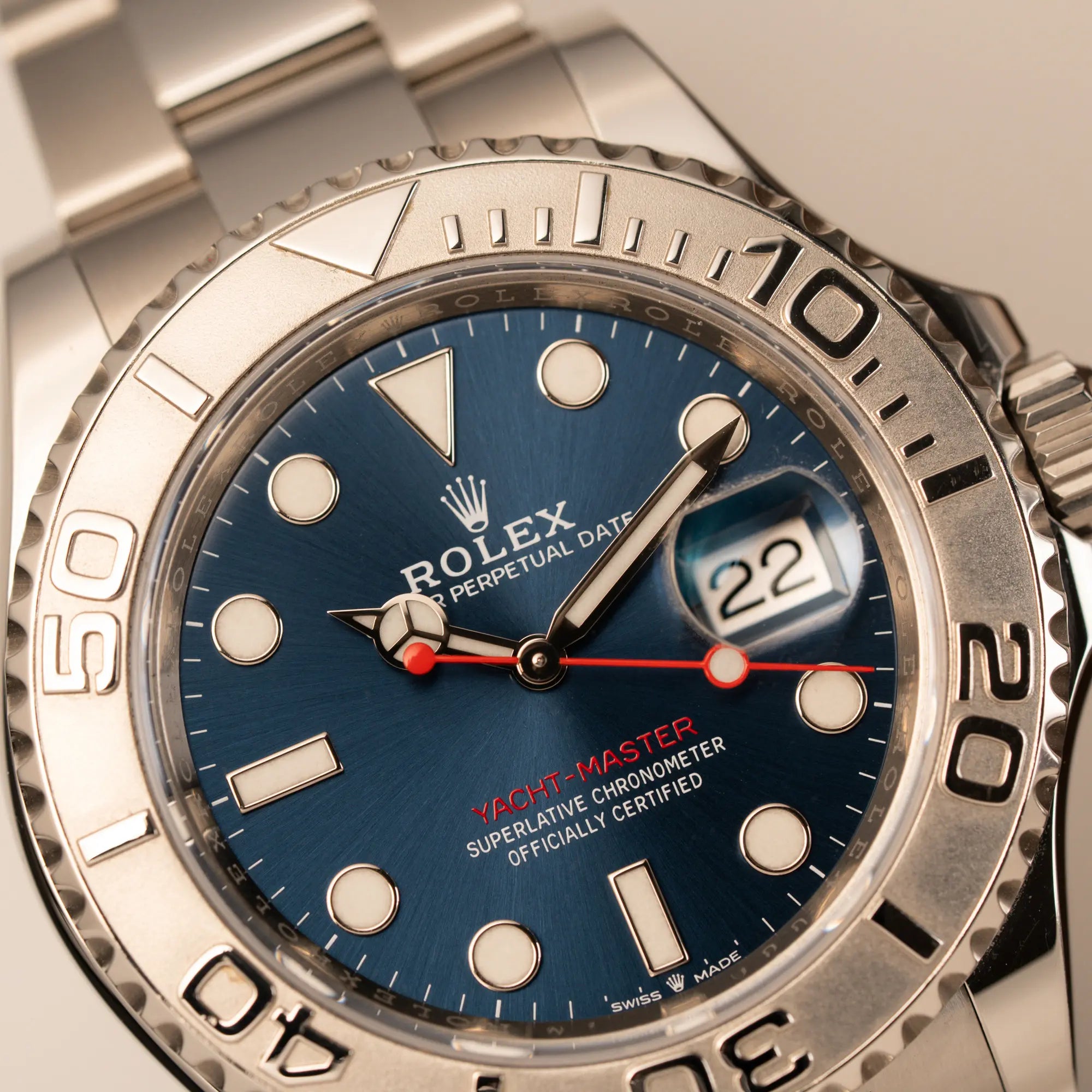 Detailaufnahme der Rolex Yachtmaster 40 der Referenz 126622 mit blauem Zifferblatt und der Rolesium-Lünette aus Platin