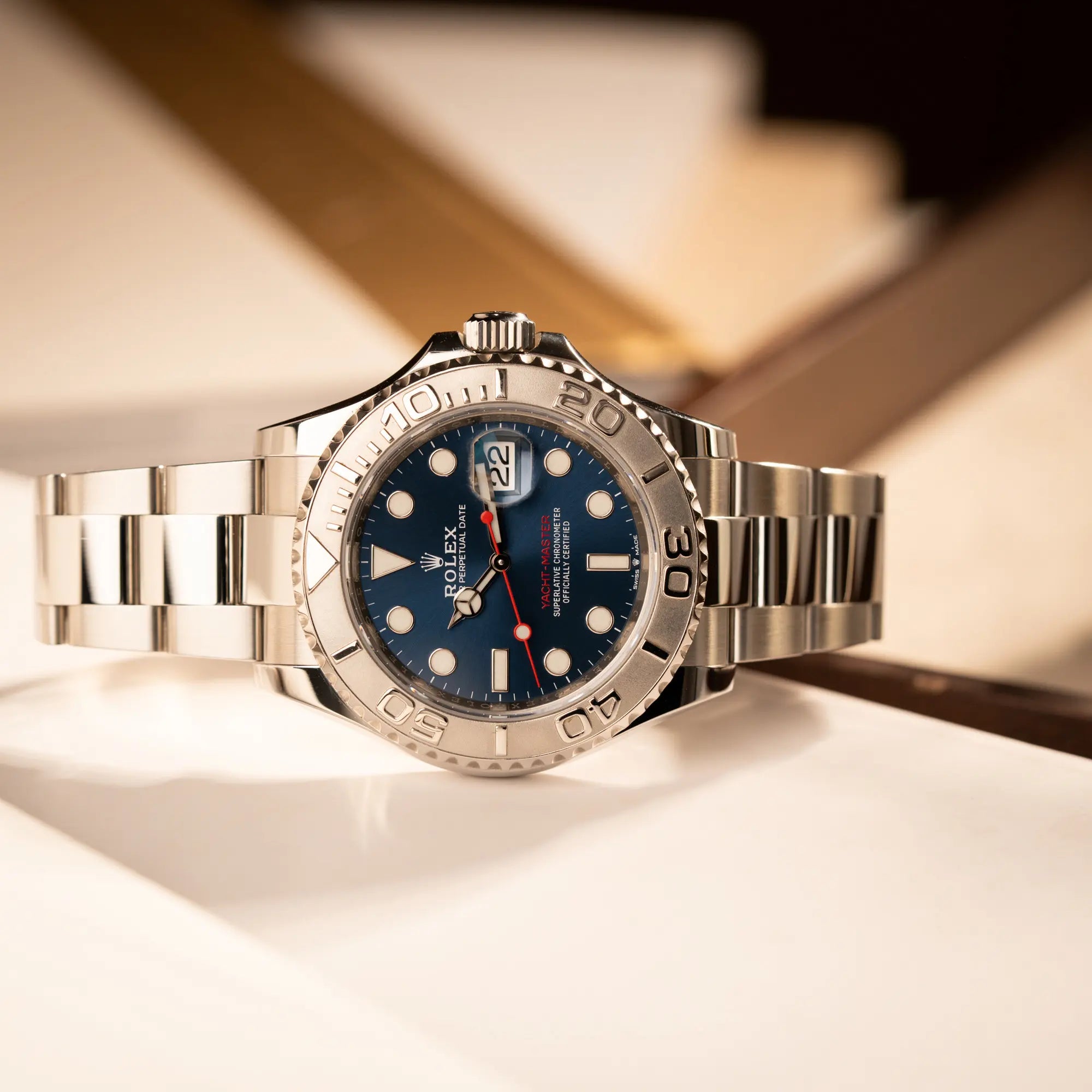 Produktfotografie als Titelbild für die Rolex Yachtmaster 40 der Referenz 126622 mit blauem Zifferblatt und der Rolesium-Lünette aus Platin