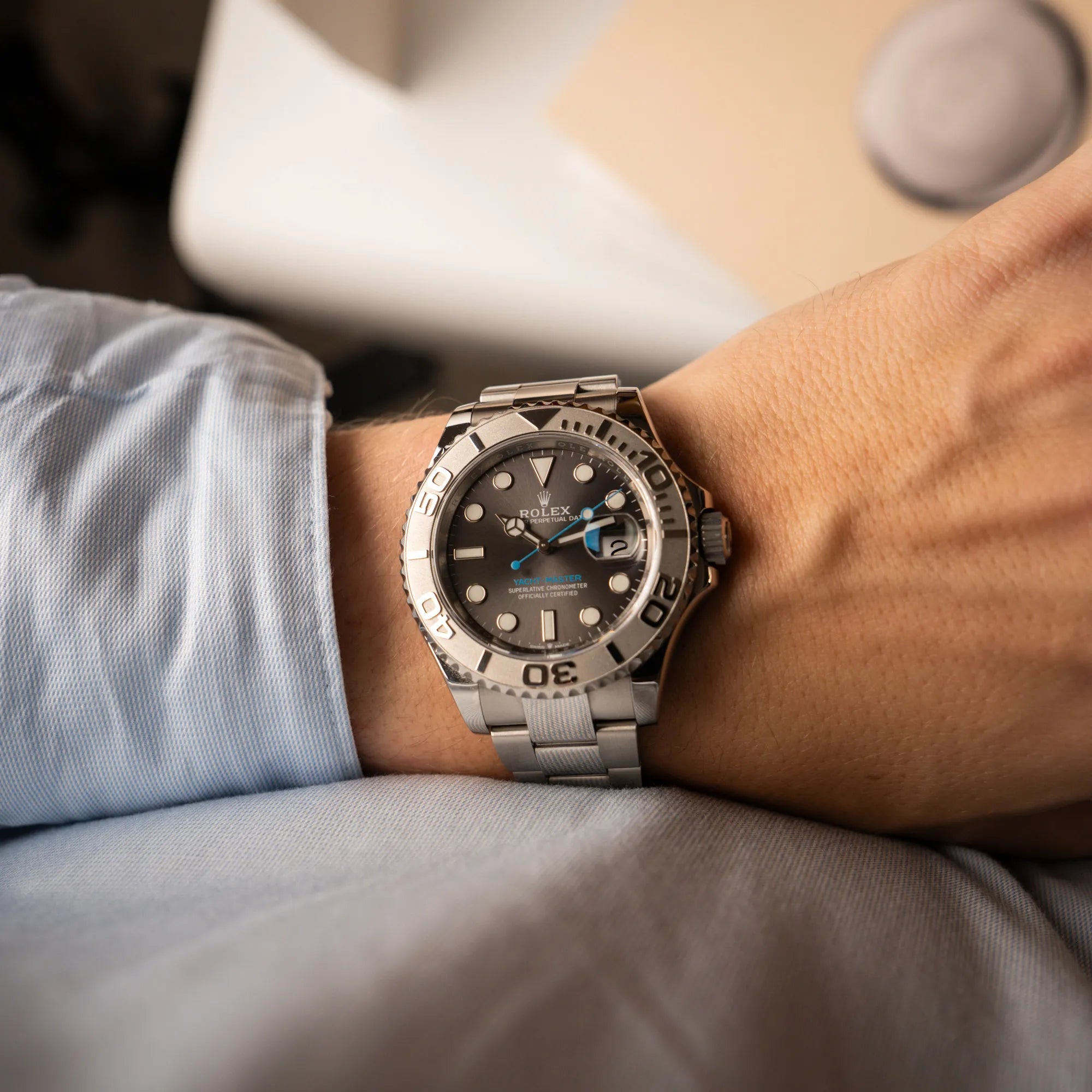 Wristshot mit der Rolex Yachtmaster 40 mit Platin-Lünette der Referenz 126622 mit dem Rhodium-Zifferblatt und hellblauem Sekundenzeiger