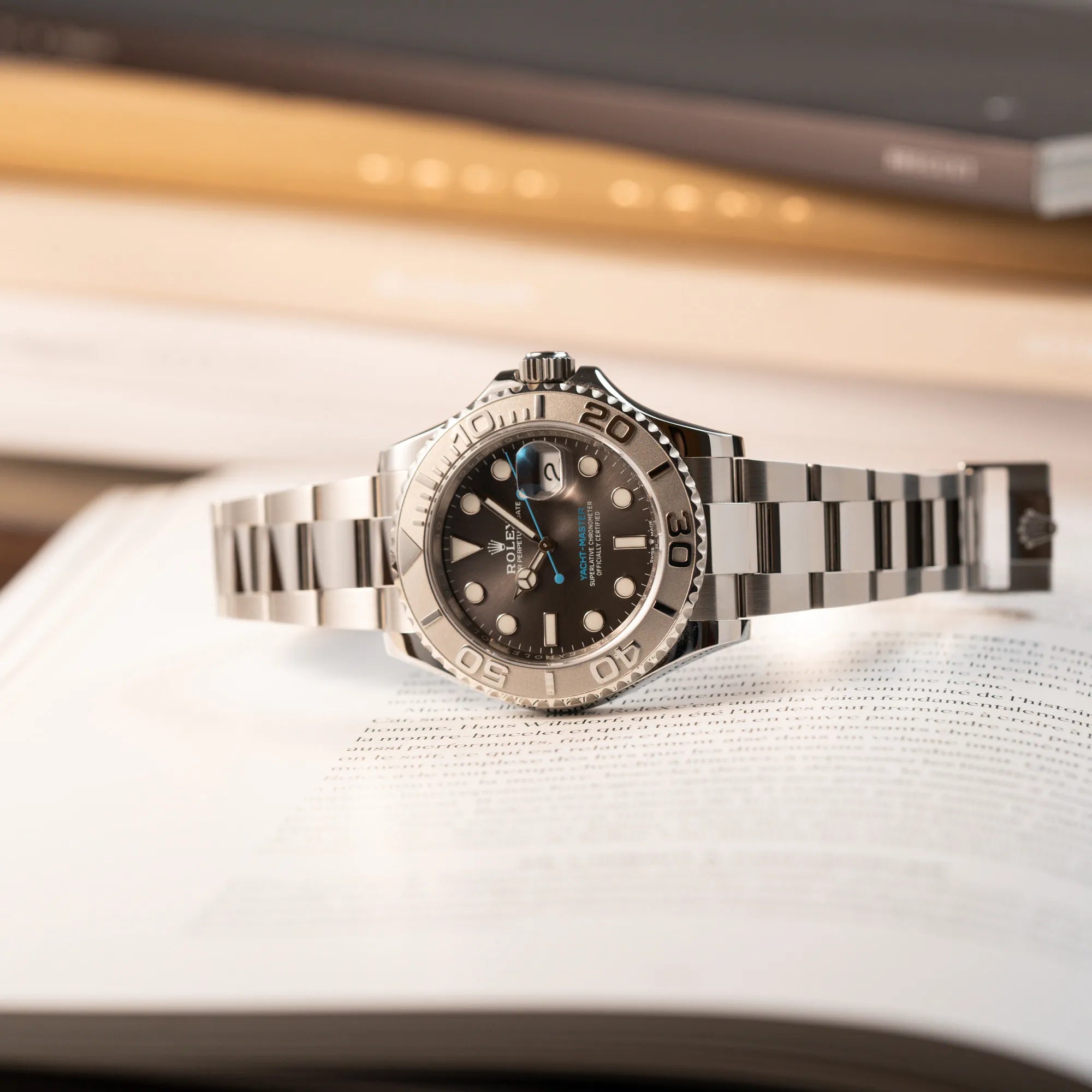 Produktfotografie als Titelbild der Rolex Yachtmaster 40 mit Platin-Lünette der Referenz 126622 mit dem Rhodium-Zifferblatt und hellblauem Sekundenzeiger