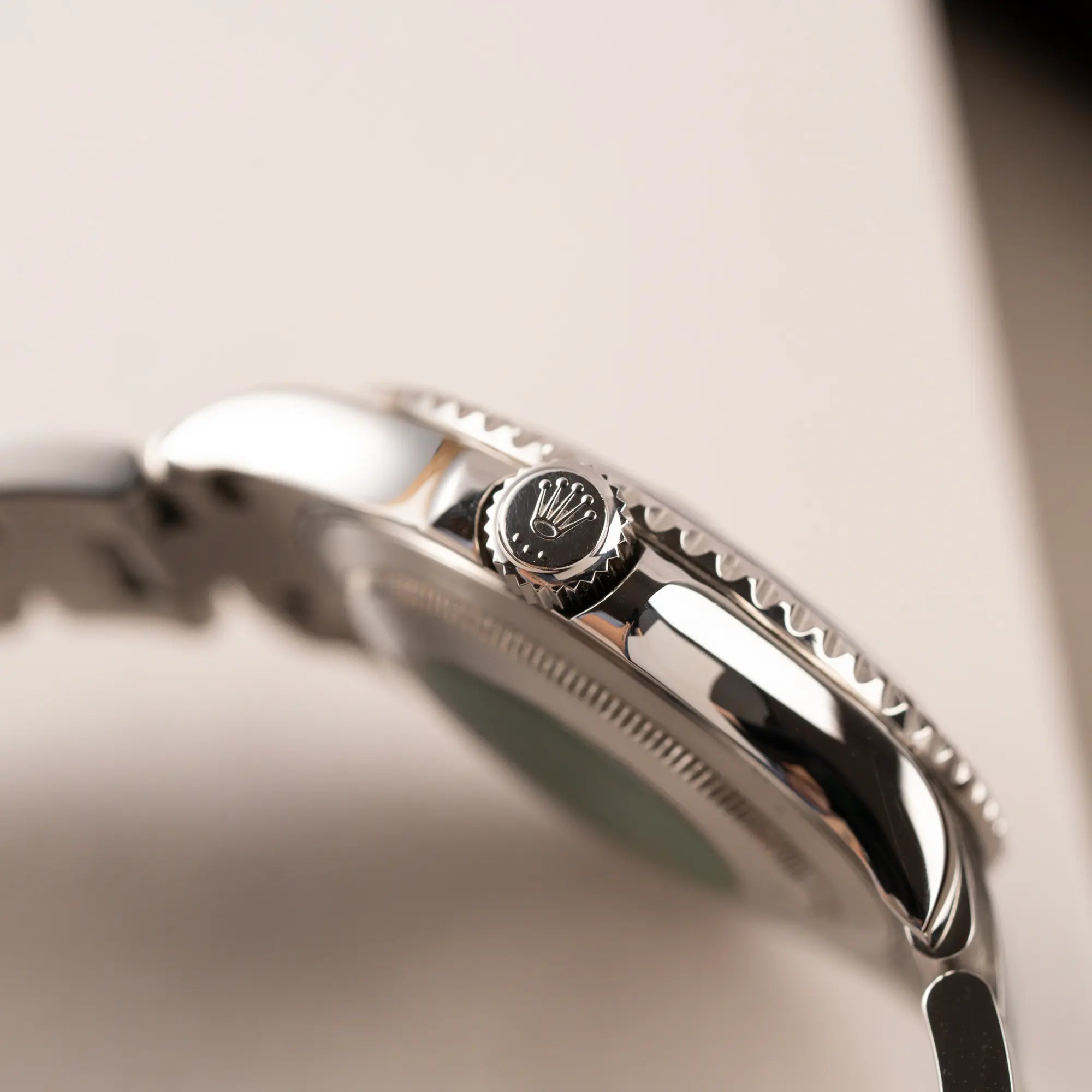 Detailaufnahme der Aufzugskrone von der Rolex Yachtmaster 40 Platinum mit der Referenz 16622 mit Platin-Lünette und dem typischen roten Sekundenzeiger