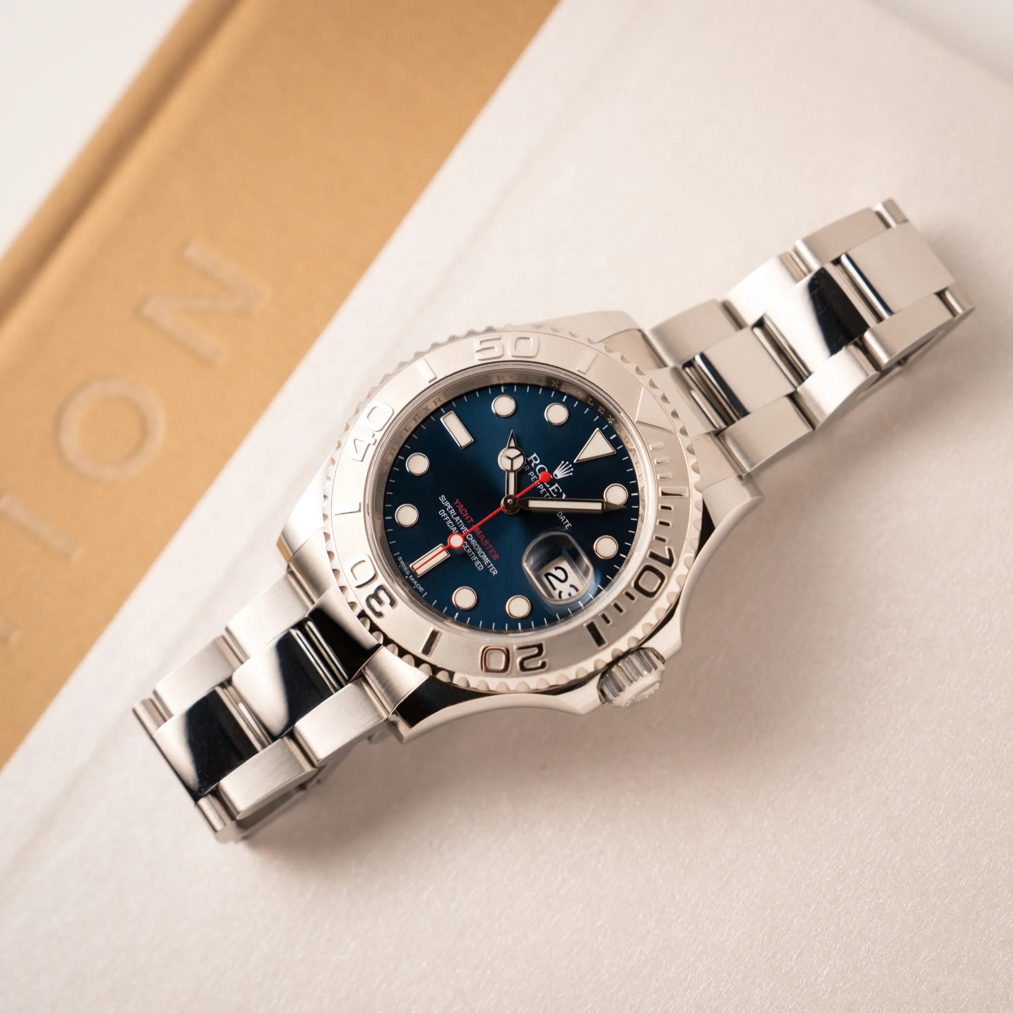Titelbild zu der Rolex Yachtmaster 40 mit blauem Zifferblatt der Referenz 116622 