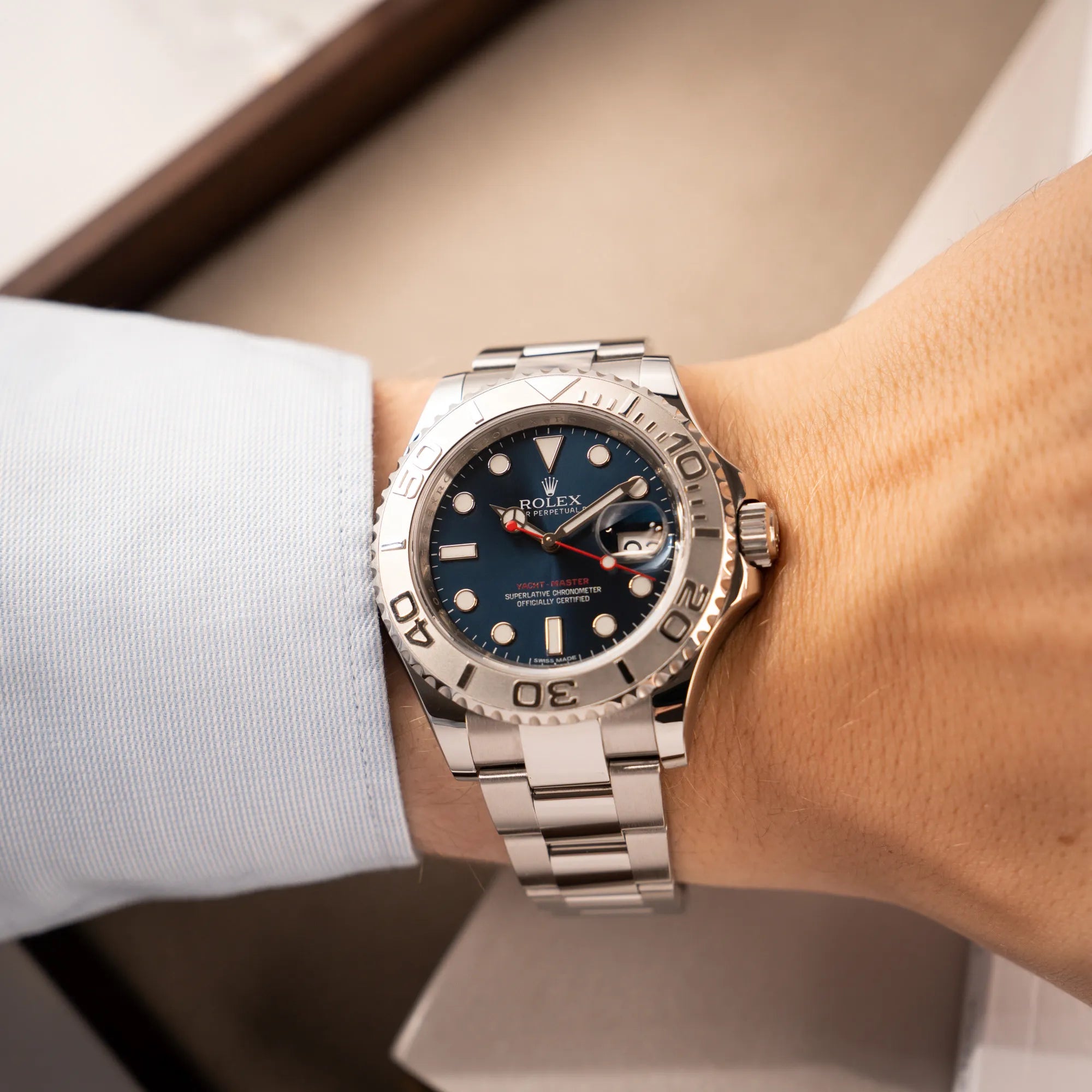 Wristshot mit der Rolex Yachtmaster 40 mit blauem Zifferblatt der Referenz 116622 