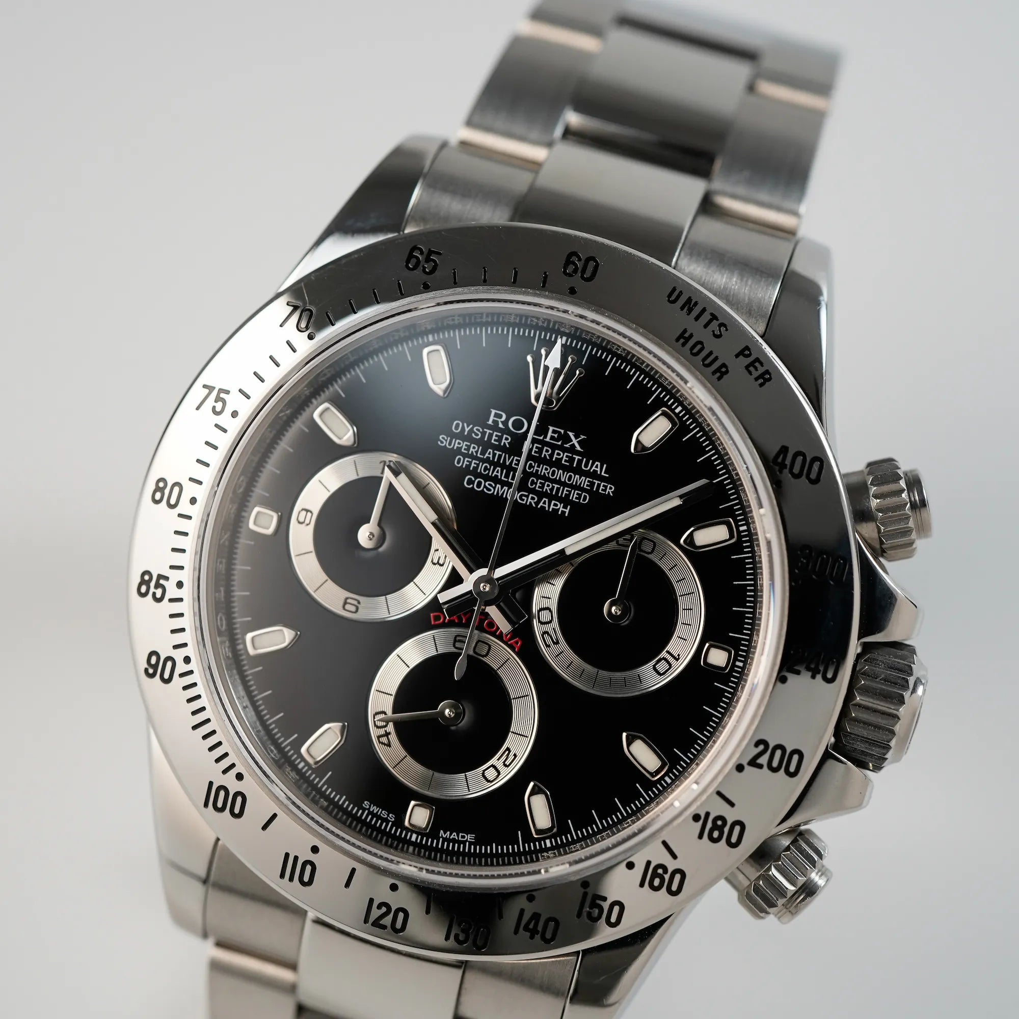 Detailaufname des Gehäuses der Rolex Cosmograph Daytona mit dem schwarzen Zifferblatt und der Edelstahl-Lünette