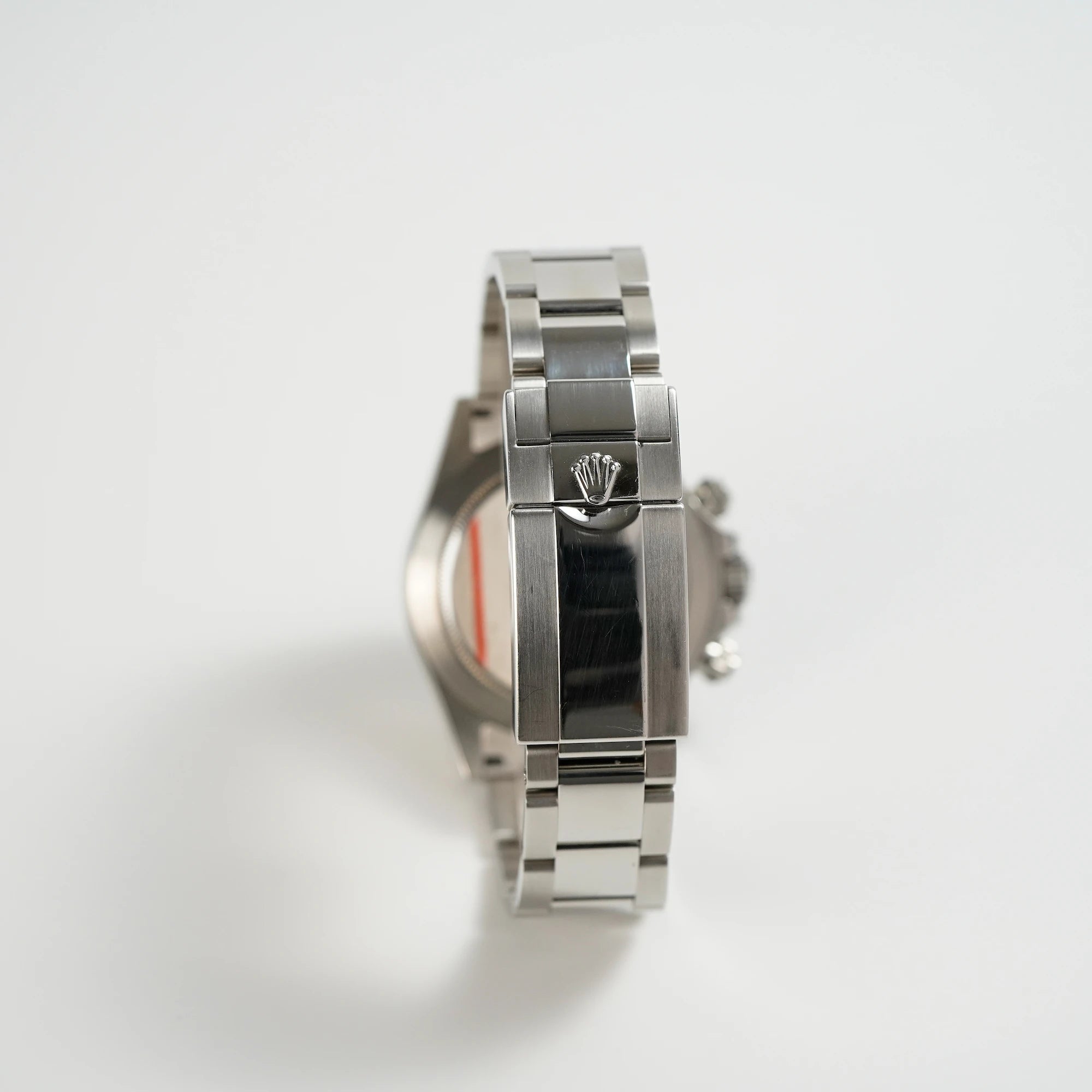 Rückseite der Rolex Cosmograph Daytona mit der Edelstahl-Lünettemit Blick auf die Oyster-Faltschliesse am Edelstahl-Armband