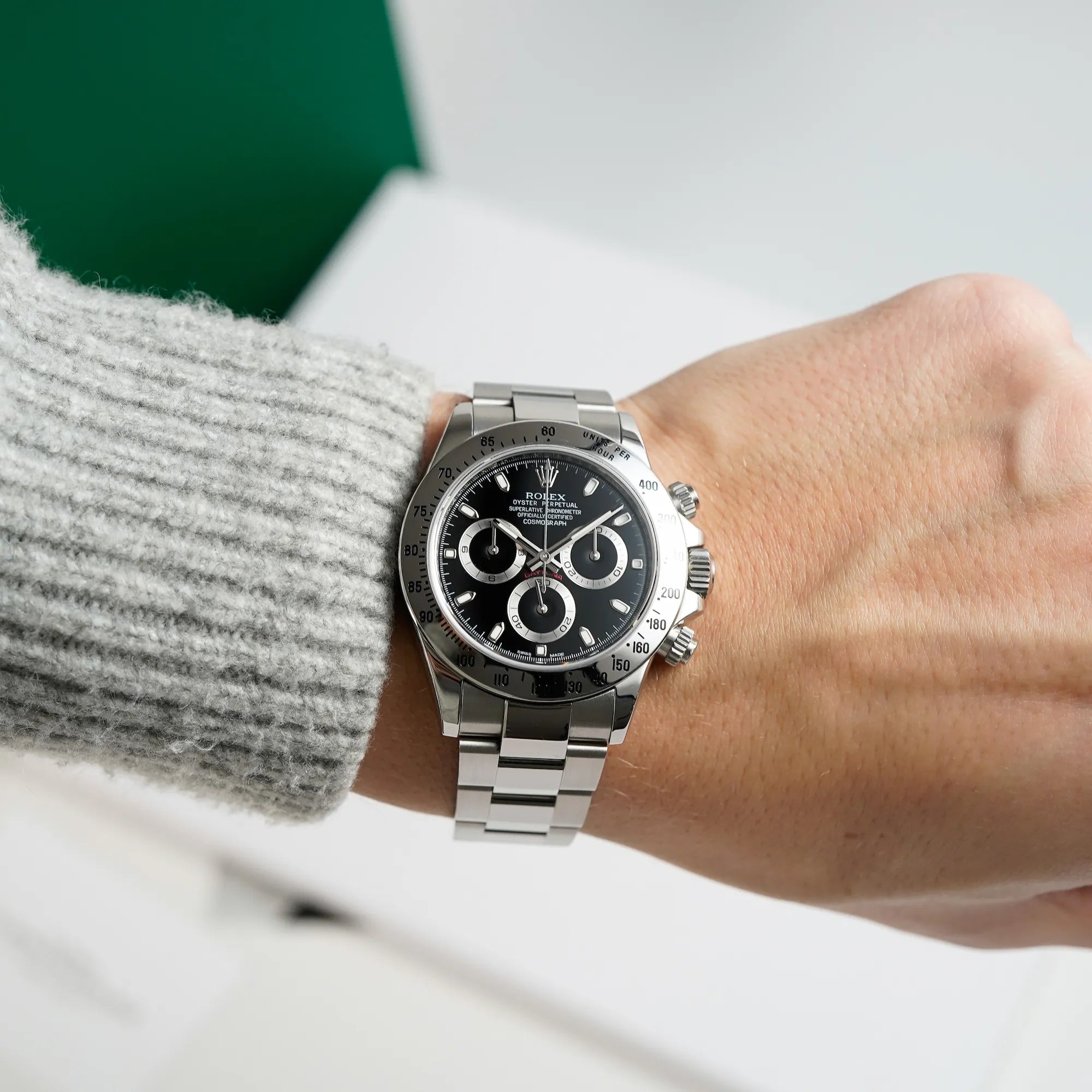 Wristshot mit der Rolex Cosmograph Daytona mit dem schwarzen Zifferblatt und der Edelstahl-Lünette