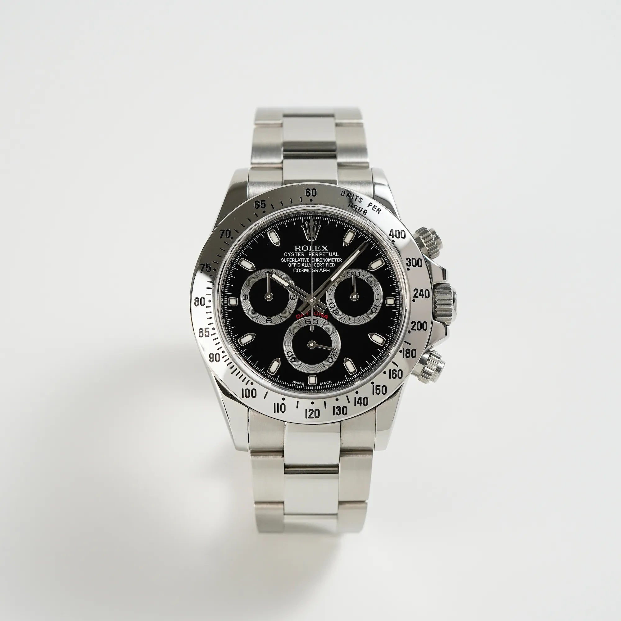 Frontale Ansicht der Rolex Cosmograph Daytona mit dem schwarzen Zifferblatt und der Edelstahl-Lünette