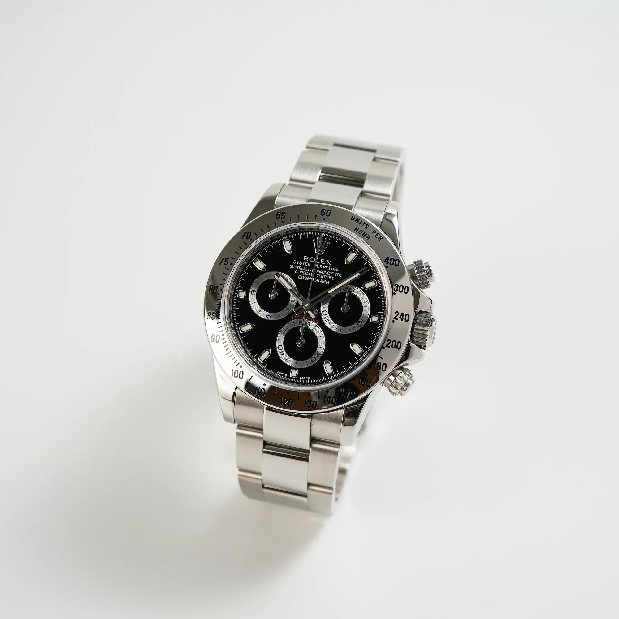 Leicht schräge Ansicht der Rolex Cosmograph Daytona 116520 mit dem schwarzen Zifferblatt und der Edelstahl-Lünette