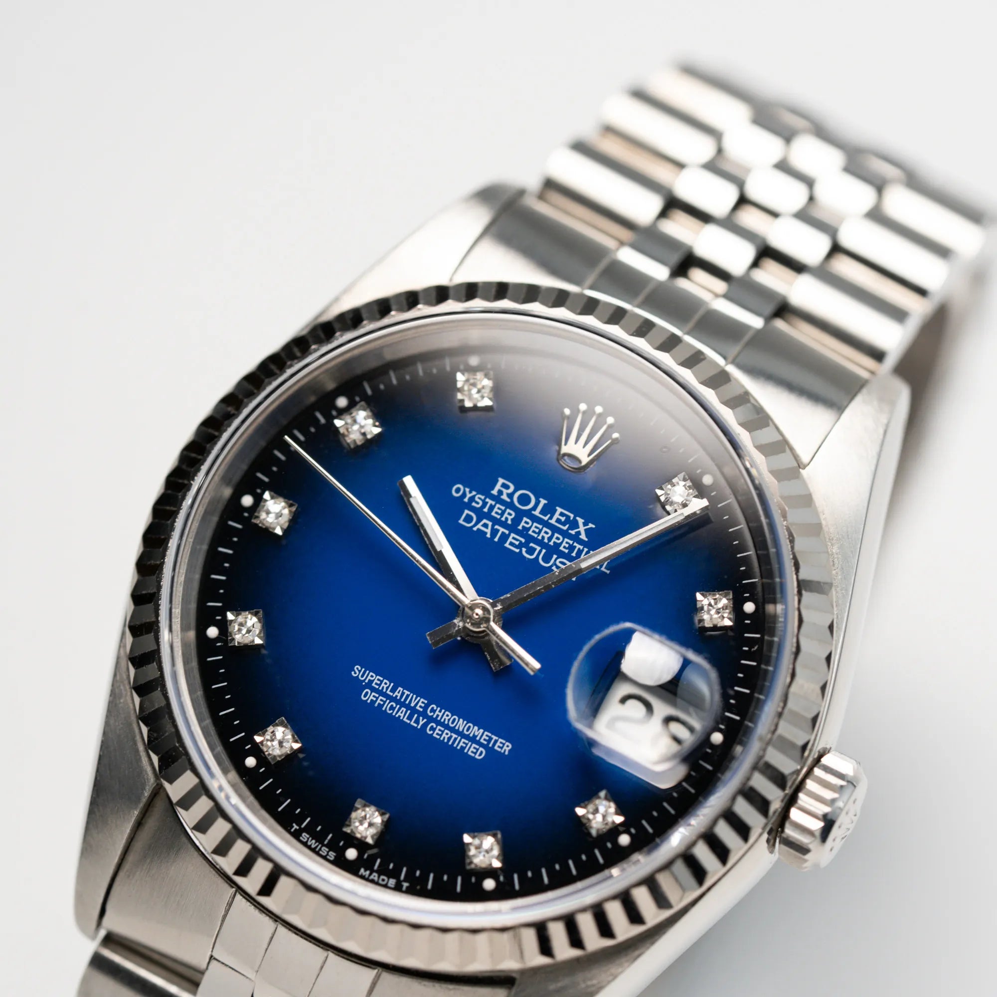Detailaufnahme der Rolex Datejust 36 mit einem sehr seltenen Degradé Diamond Zifferblatt, dass von Blau ins Schwarze verläuft