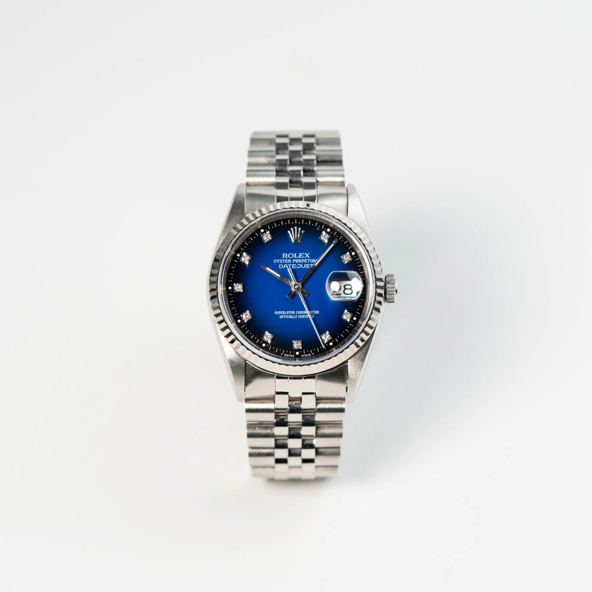 Frontale Ansicht der Rolex Datejust 36 mit einem sehr seltenen Degradé Diamond Zifferblatt, dass von Blau ins Schwarze verläuft