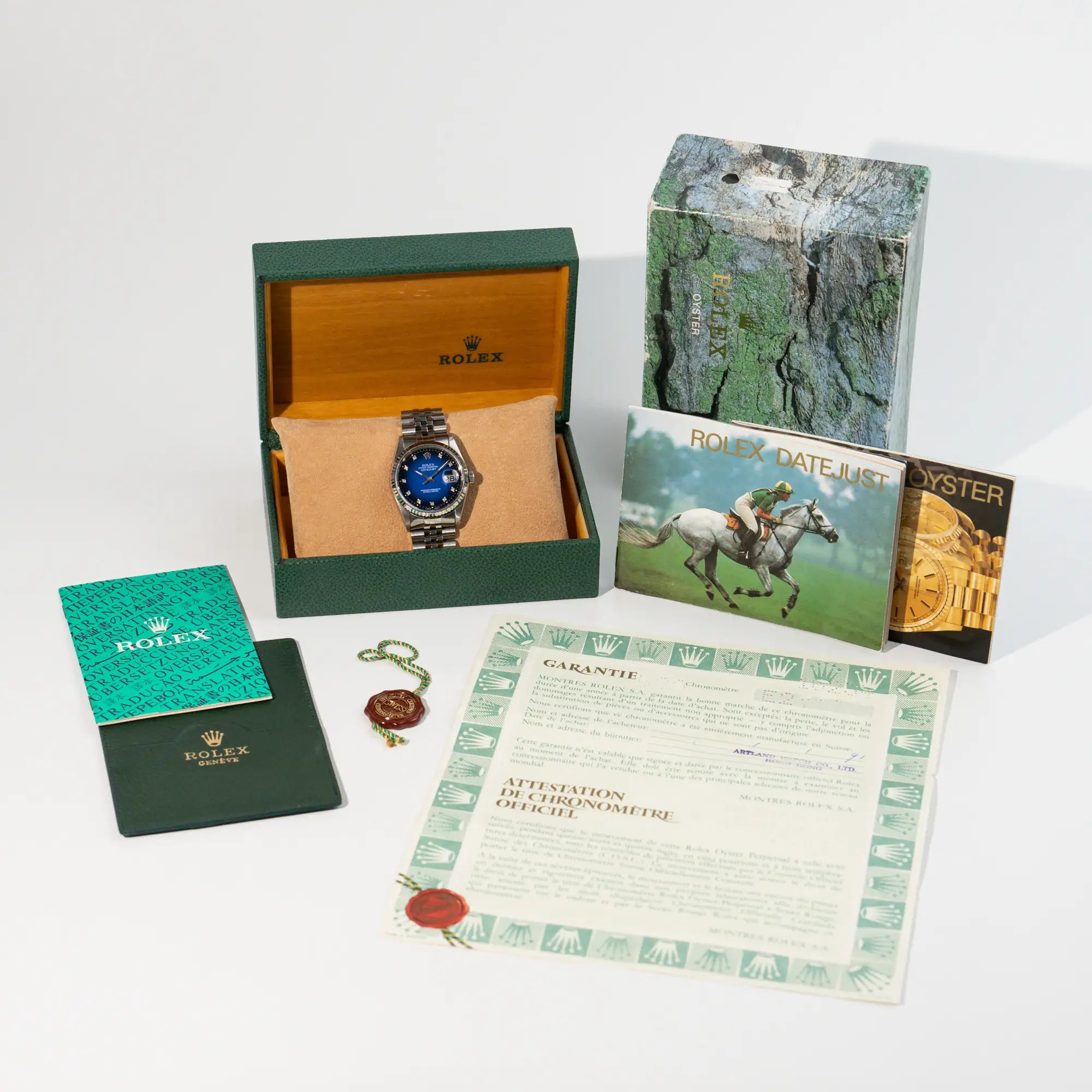 Lieferumfang der Rolex Datejust 36 mit einem sehr seltenen Degradé Diamond Zifferblatt, dass von Blau ins Schwarze verläuft, bestehend aus Box, Papieren, Hangtag und allen Booklets