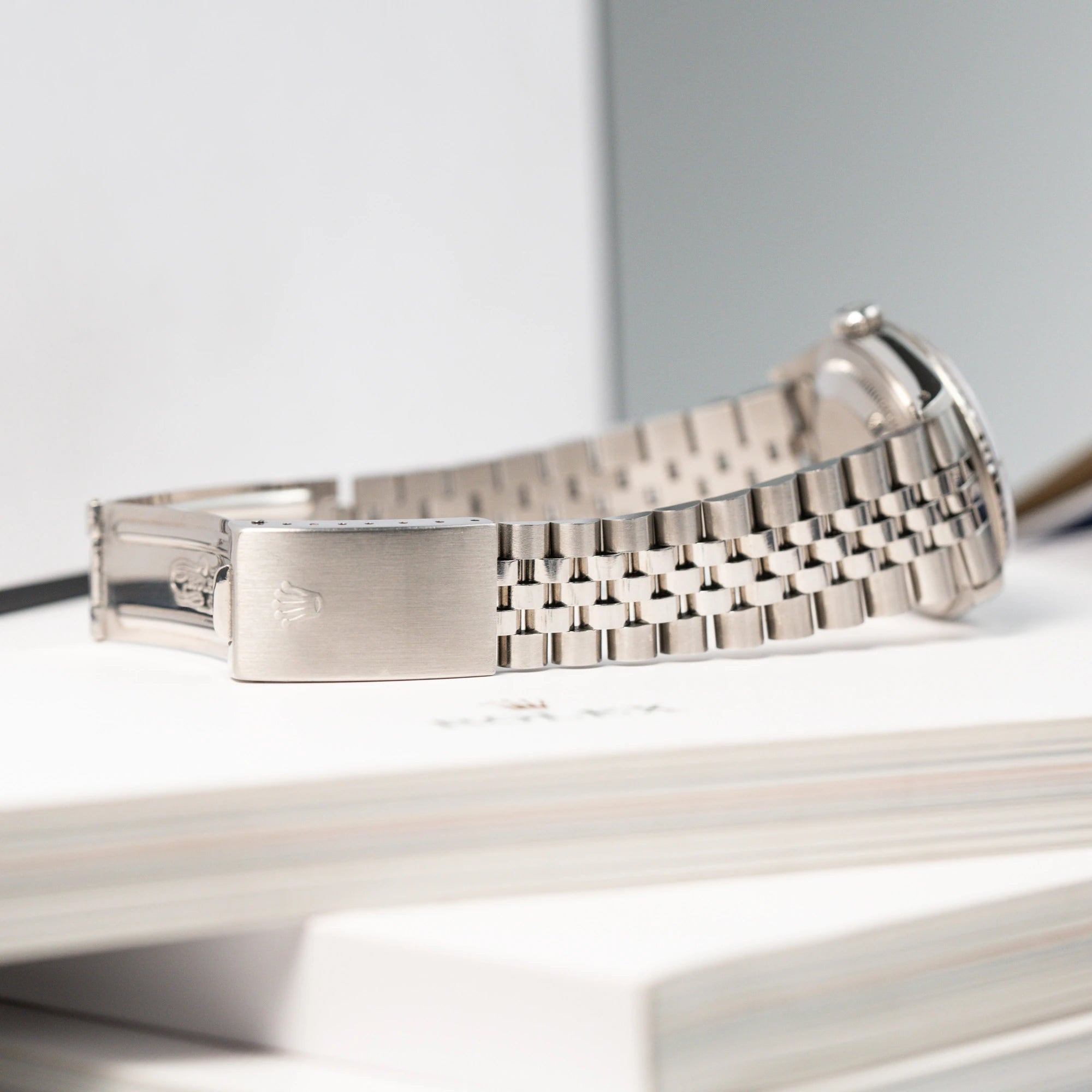 Produktfotografie der liegenden Rolex Datejust 36 mit einem sehr seltenen Degradé Diamond Zifferblatt, dass von Blau ins Schwarze verläuft, die den kaum vorhanden Stretch des Jubilee-Armbands zeigt