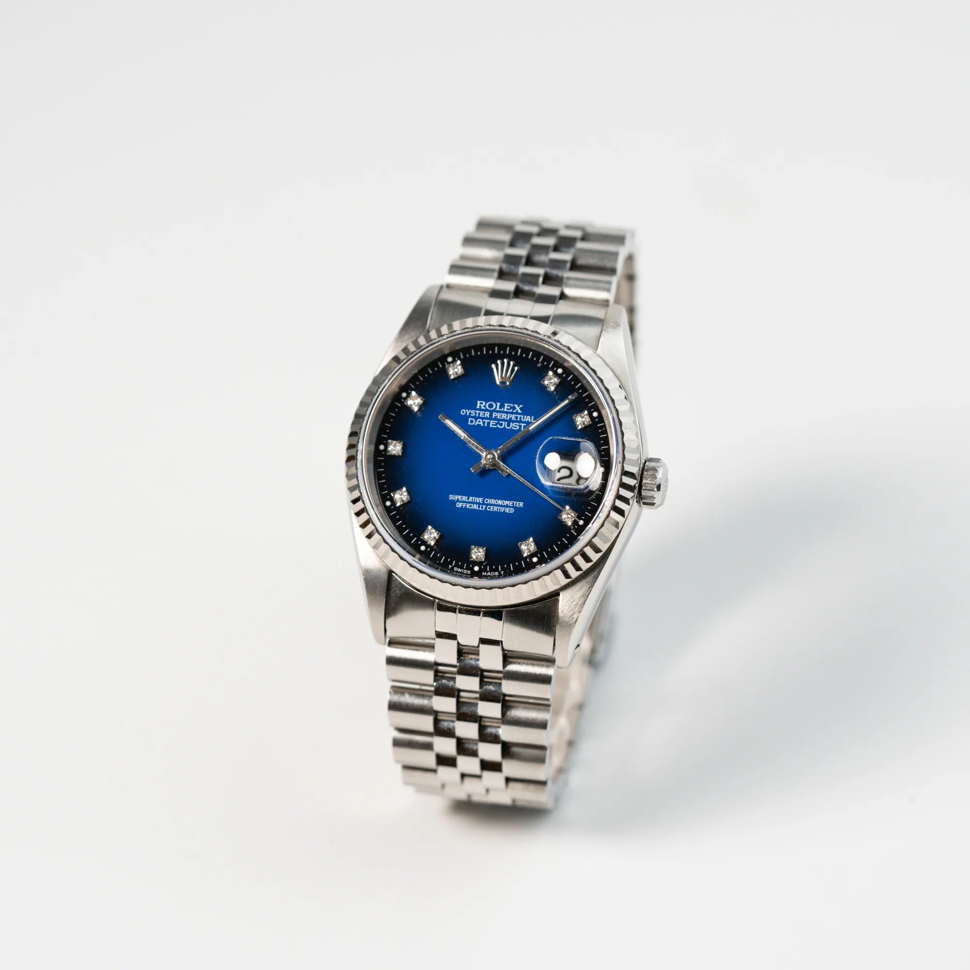 Leicht schräge Ansicht der Rolex Datejust 36 mit einem sehr seltenen Degradé Diamant Zifferblatt, dass von Blau ins Schwarze verläuft