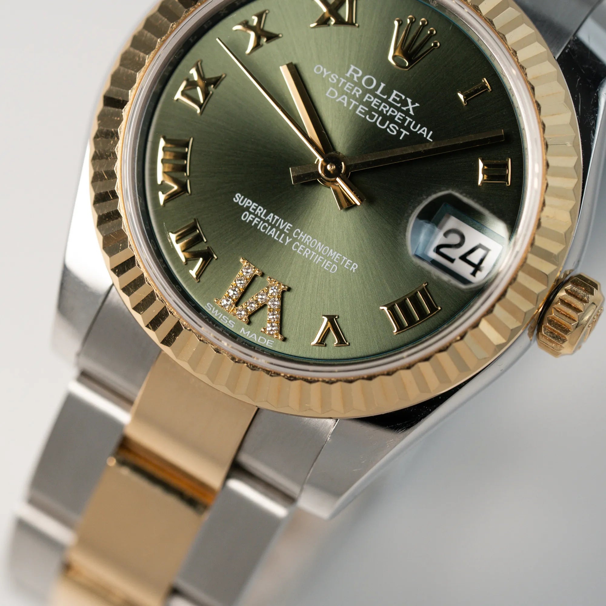 Makroaufnahme der Rolex Datejust 31 mm für Ladies mit einem oliven Zifferblatt und einem diamantbesetzten Index auf 6 Uhr