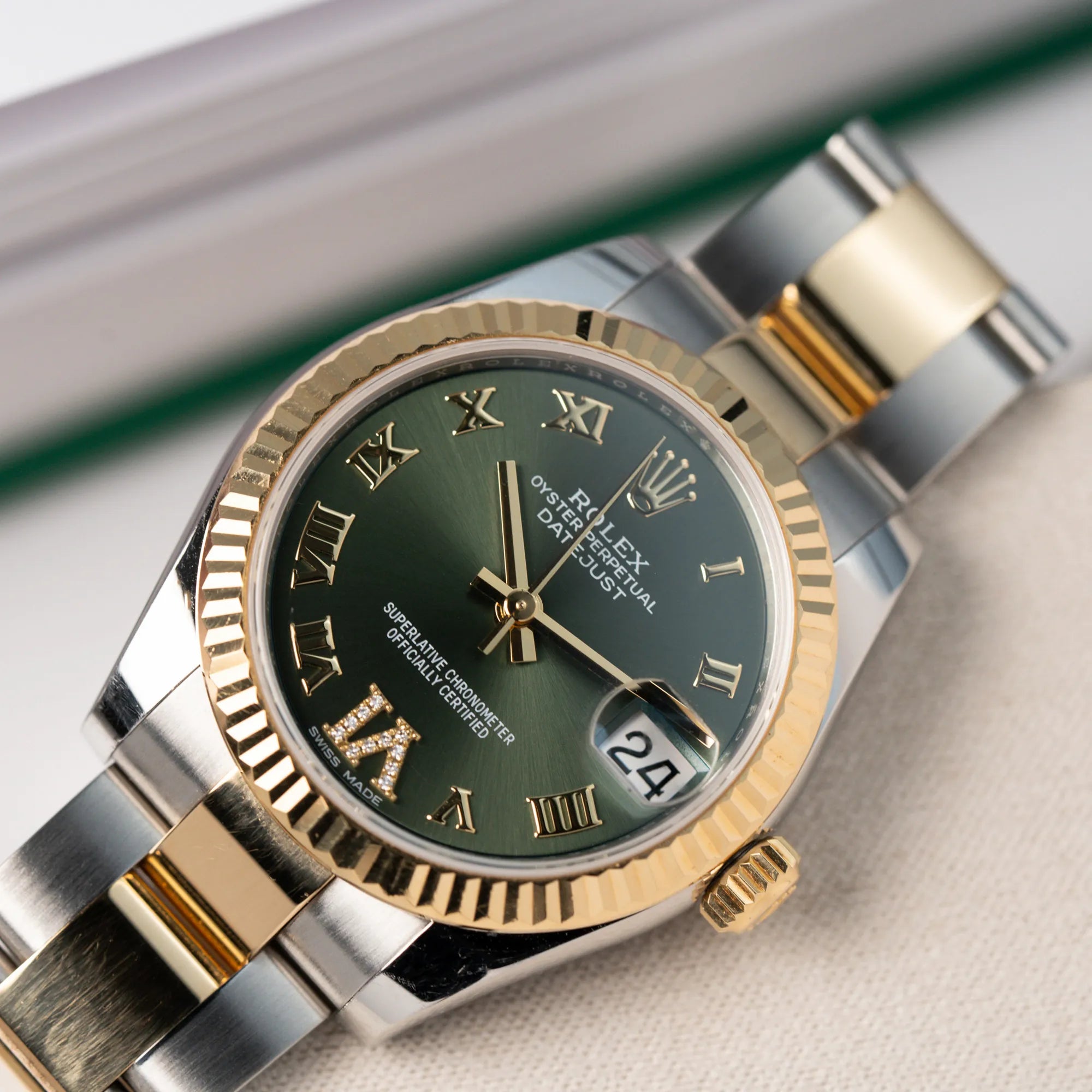 Produktfoto der Rolex Datejust 31 mm für Ladies mit einem oliven Zifferblatt und einem diamantbesetzten Index