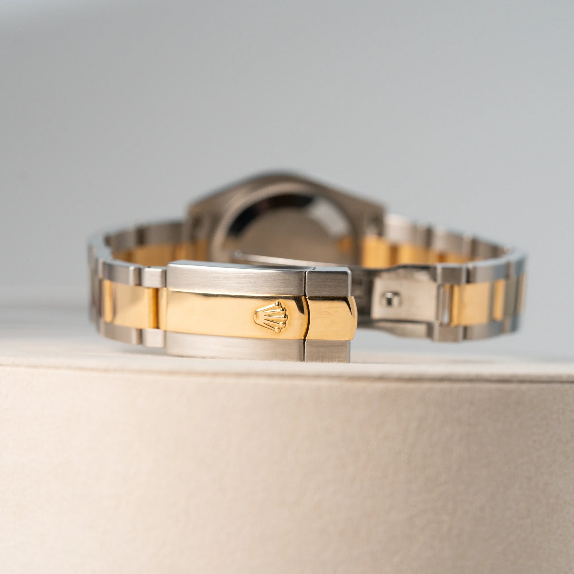 Detailaufnahme der Faltschliesse der Rolex Datejust 31 mm in Stahl-Gold für Ladies mit einem oliven Zifferblatt und einem diamantbesetzten Index