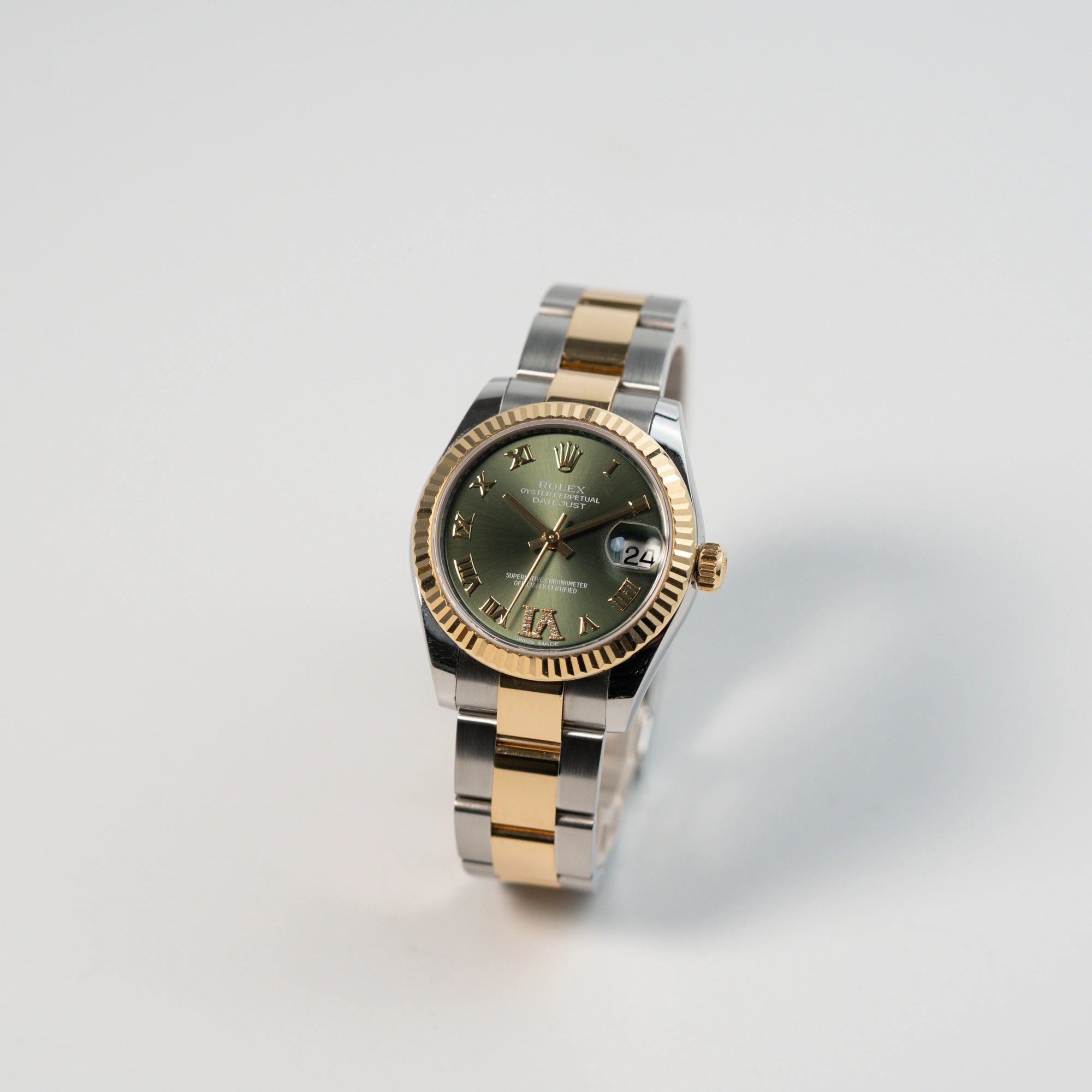 Leicht schräge Ansicht der Rolex Datejust 31 mm für Ladies mit einem oliven Zifferblatt und einem diamantbesetzten Index