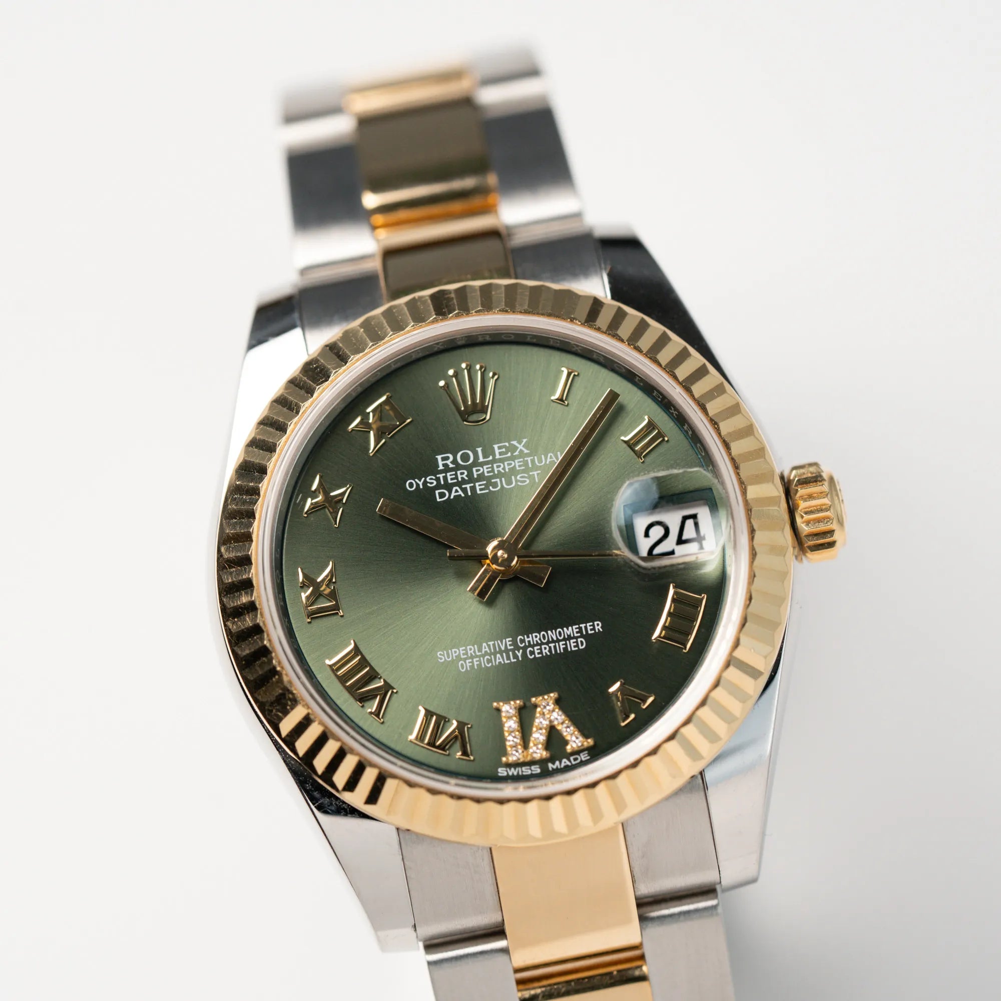 Detailaufnahme der Rolex Datejust 31 mm für Ladies mit einem oliven Zifferblatt und einem diamantbesetzten Index