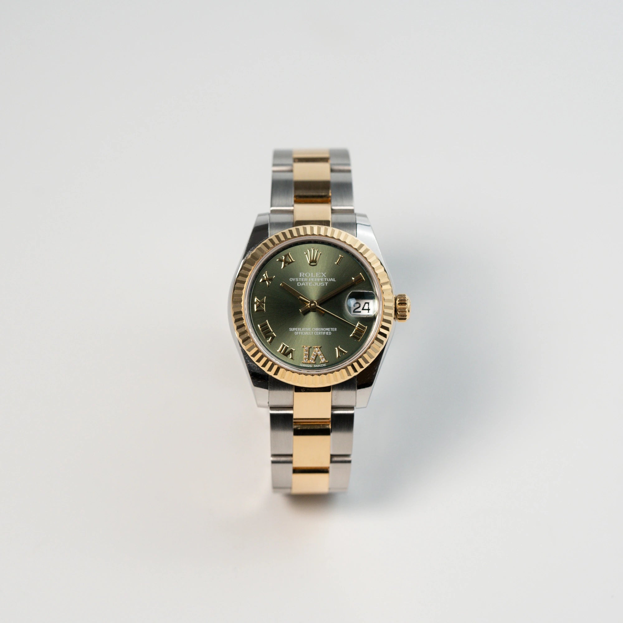 Frontale Ansicht der Rolex Datejust 31 mm für Ladies mit einem oliven Zifferblatt und einem diamantbesetzten Index