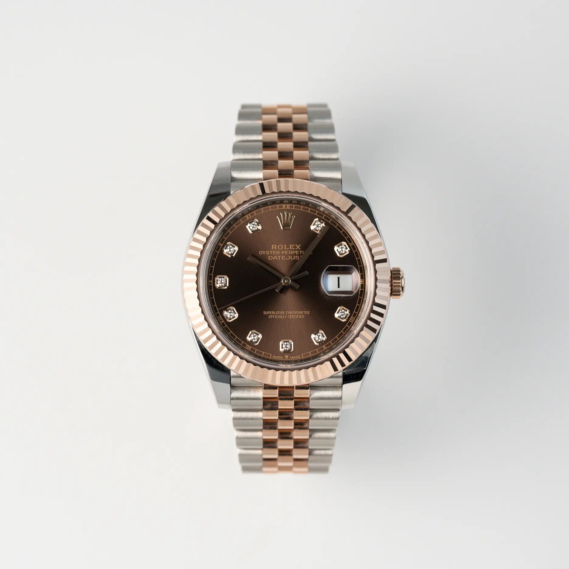 Frontale Ansicht der bicolor Rolex Datejust 41 in Stahl-Rosegold mit braunem Diamant-Zifferblatt