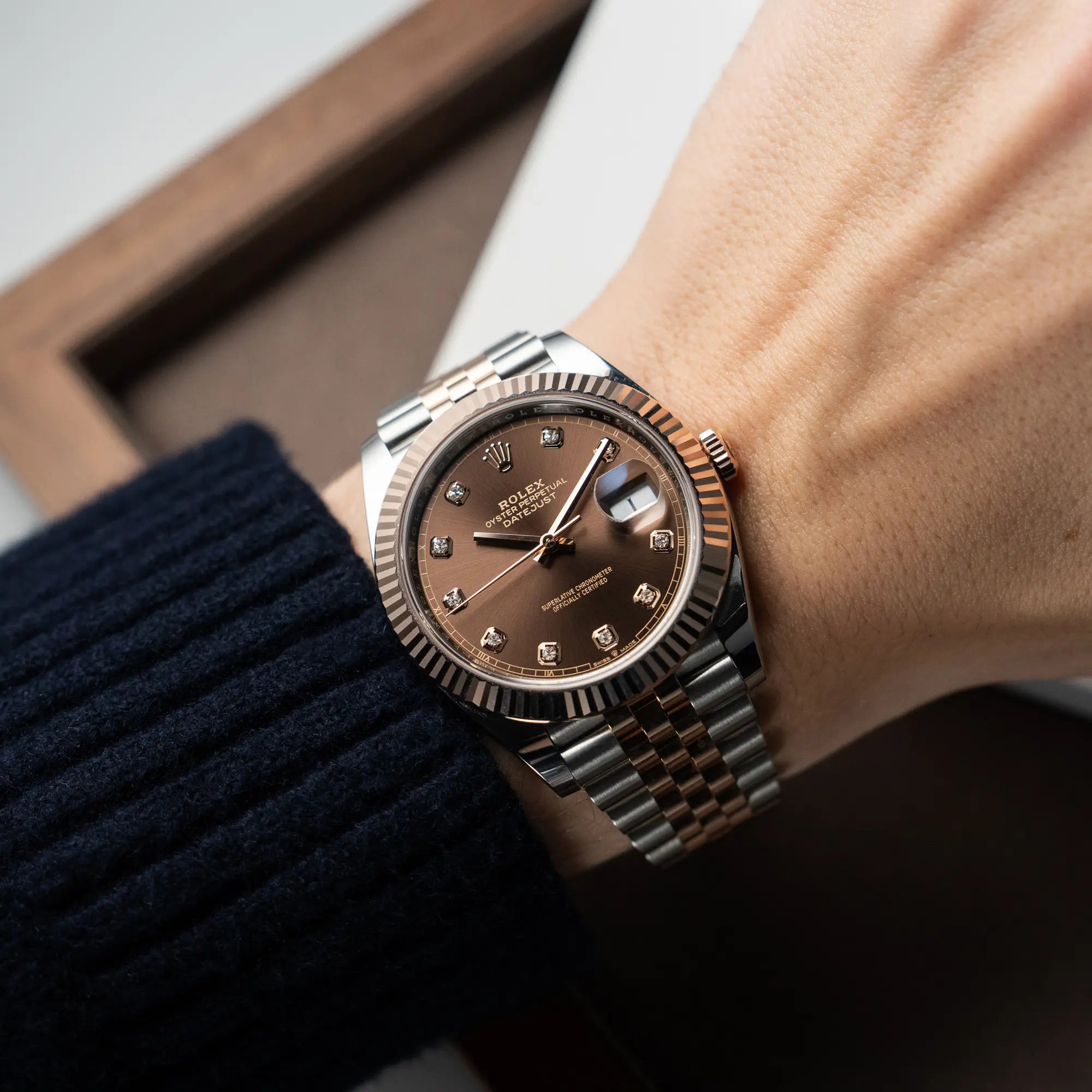 Mann trägt die Rolex Datejust 41 in Stahl-Rosegold mit braunem Diamant-Zifferblatt an seinem Handgelenk