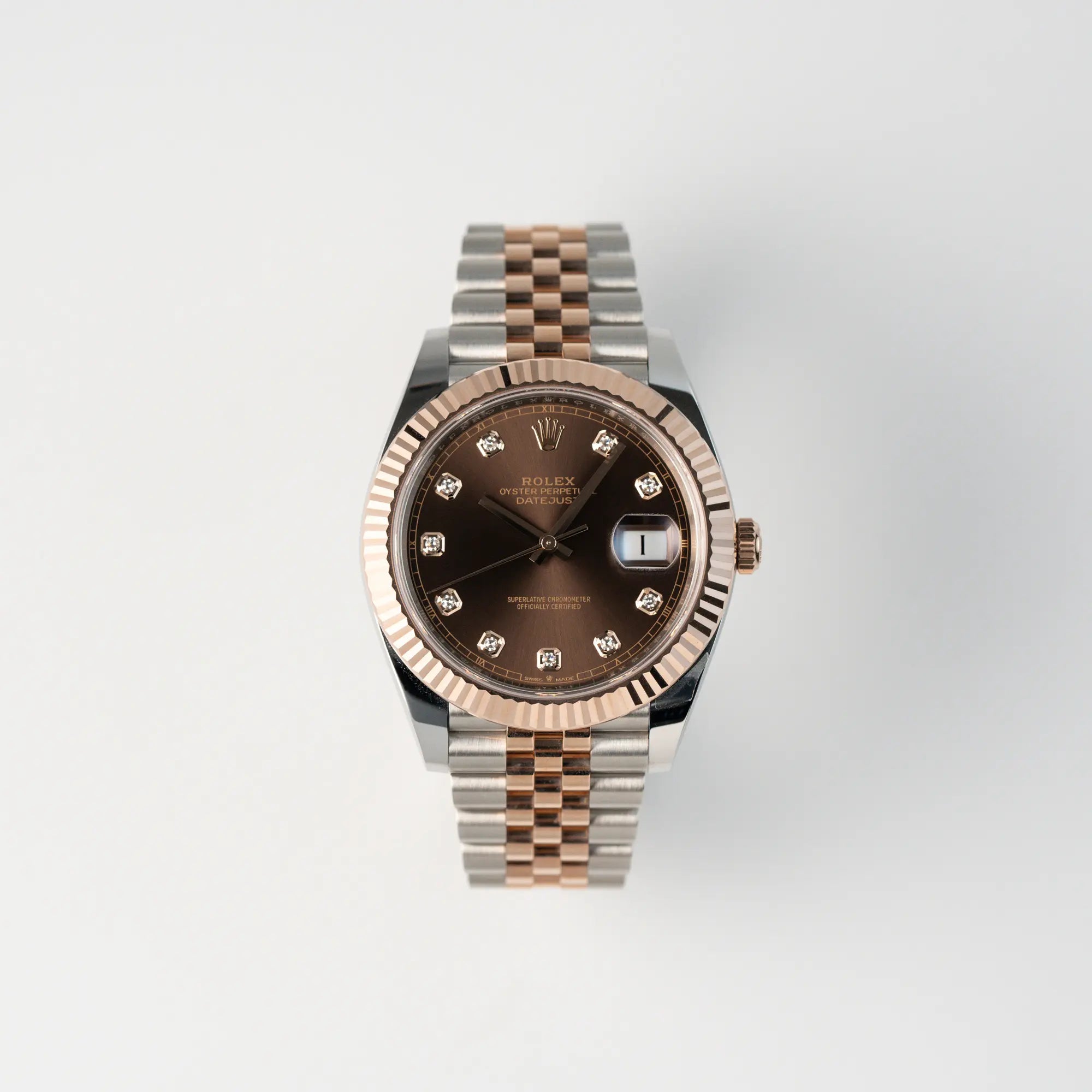 Frontale Ansicht der bicolor Rolex Datejust 41 in Stahl-Rosegold mit braunem Diamant-Zifferblatt