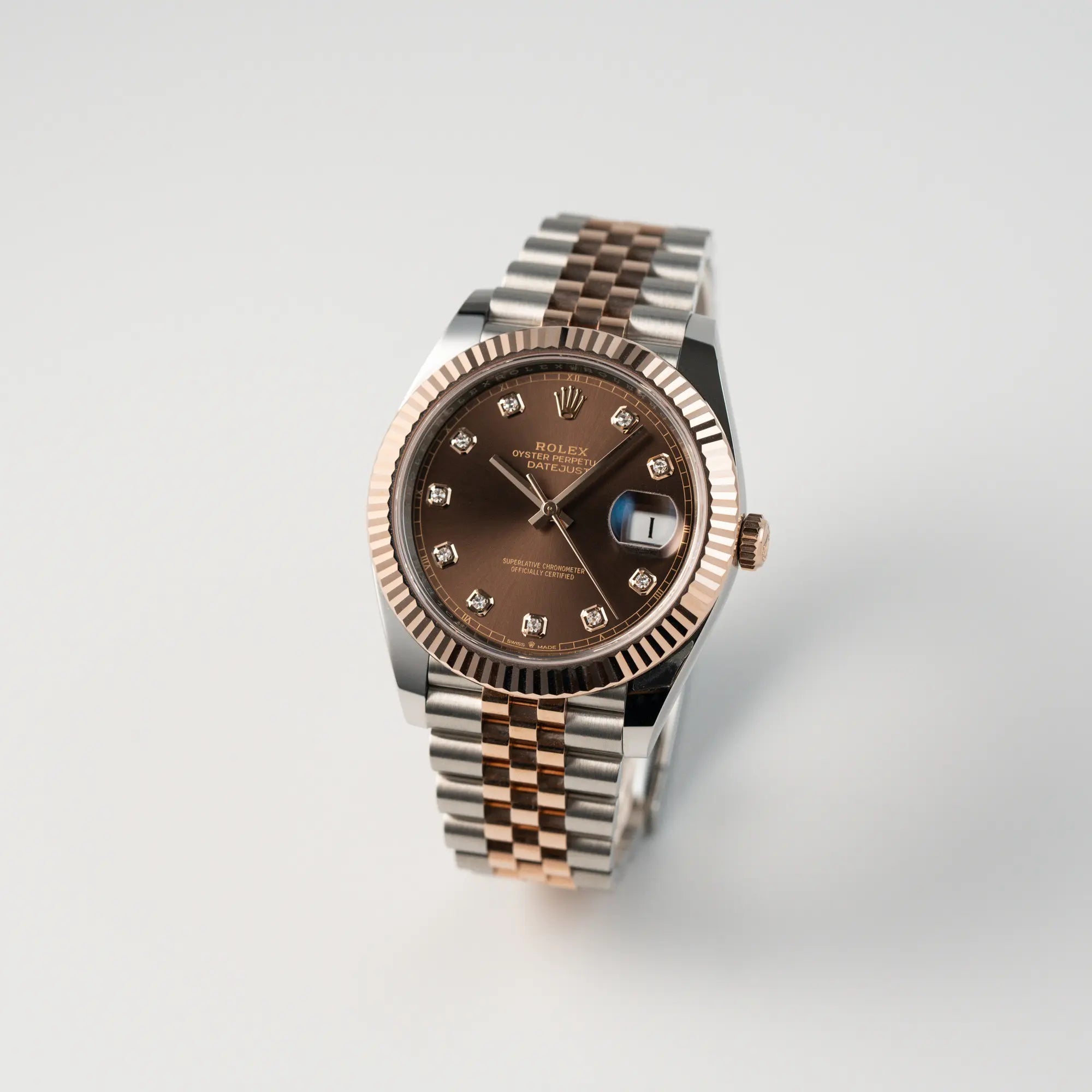 Leicht schräg Ansicht der bicolor Rolex Datejust 41 in Stahl-Rosegold mit braunem Diamant-Zifferblatt