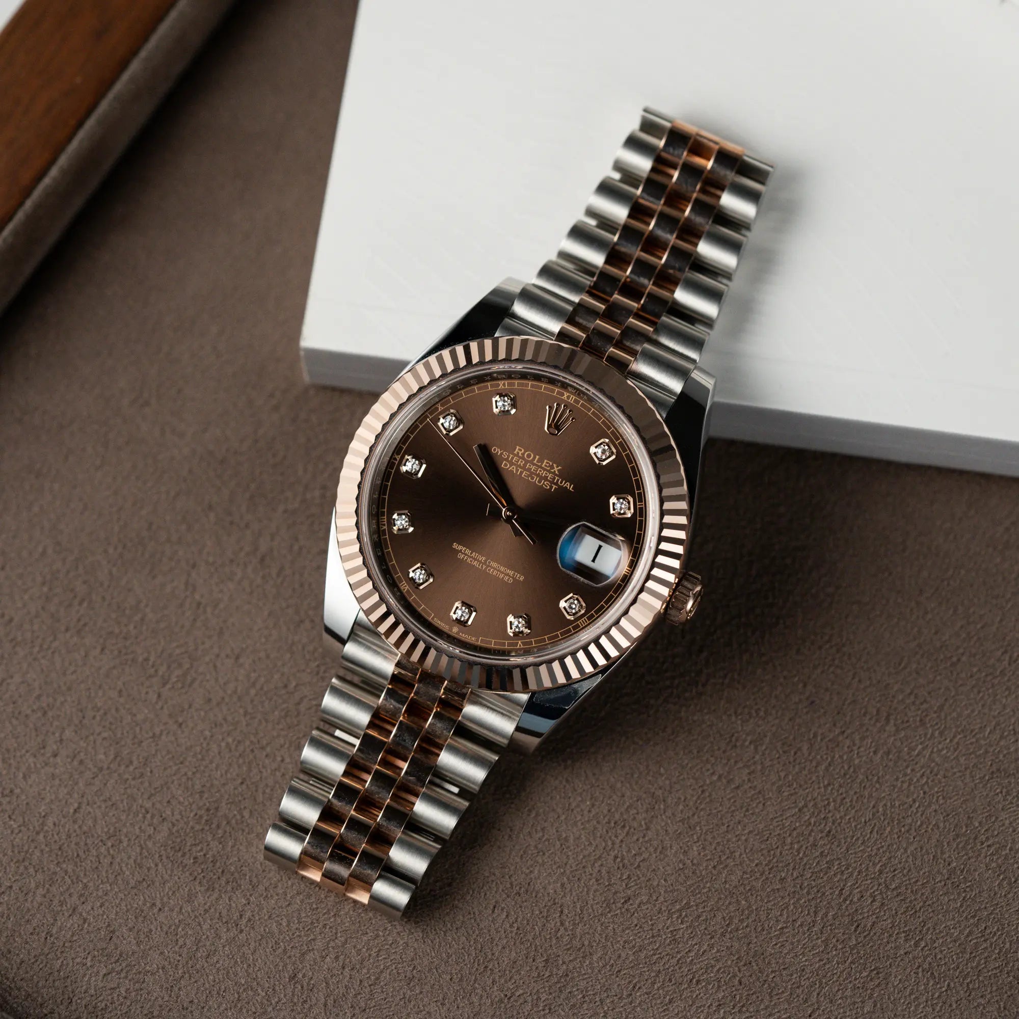 Produktfotografie der Rolex Datejust 41 in Stahl-Rosegold mit braunem Diamant-Zifferblatt