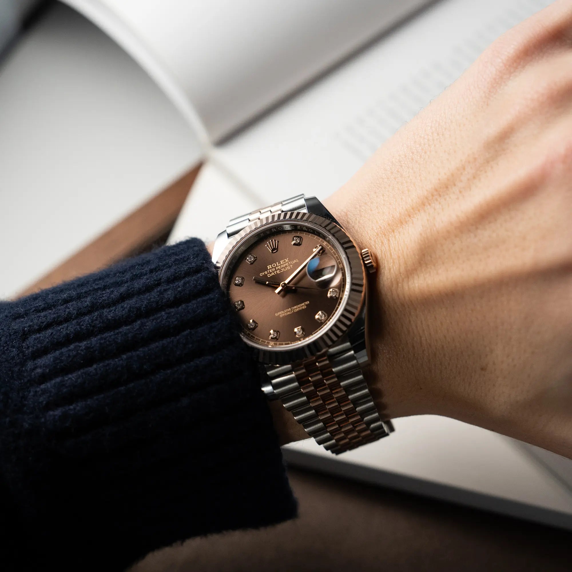 Wristshot mit der Rolex Datejust 41 in Stahl-Rosegold mit braunem Diamant-Zifferblatt