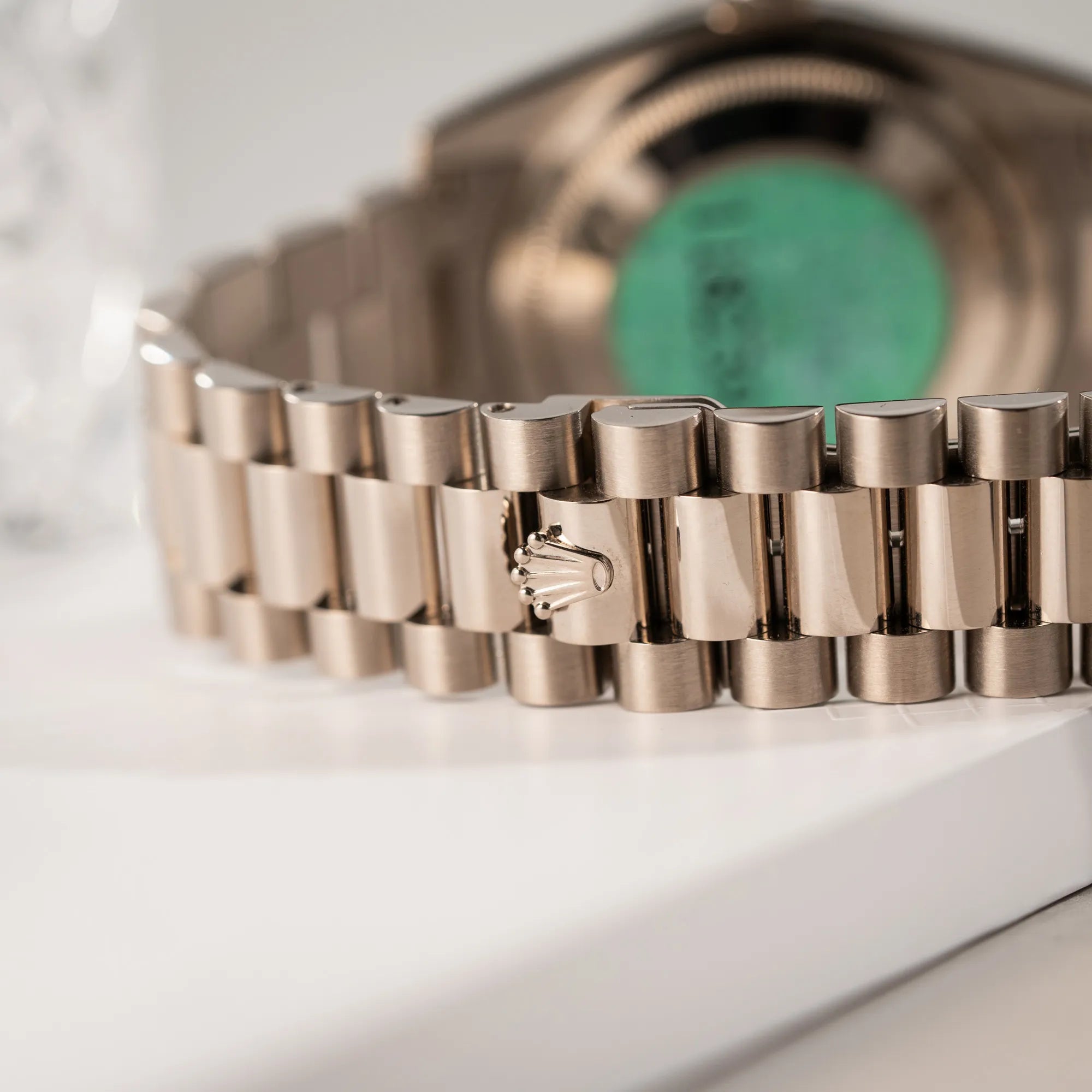 Detailaufnahme der Rolex-Krone auf der Schliesse des President-Armband von der Rolex Day-Date 36 der Referenz 118239 in 750er Weißgold gefertigt mit dem klassischen President-Armband