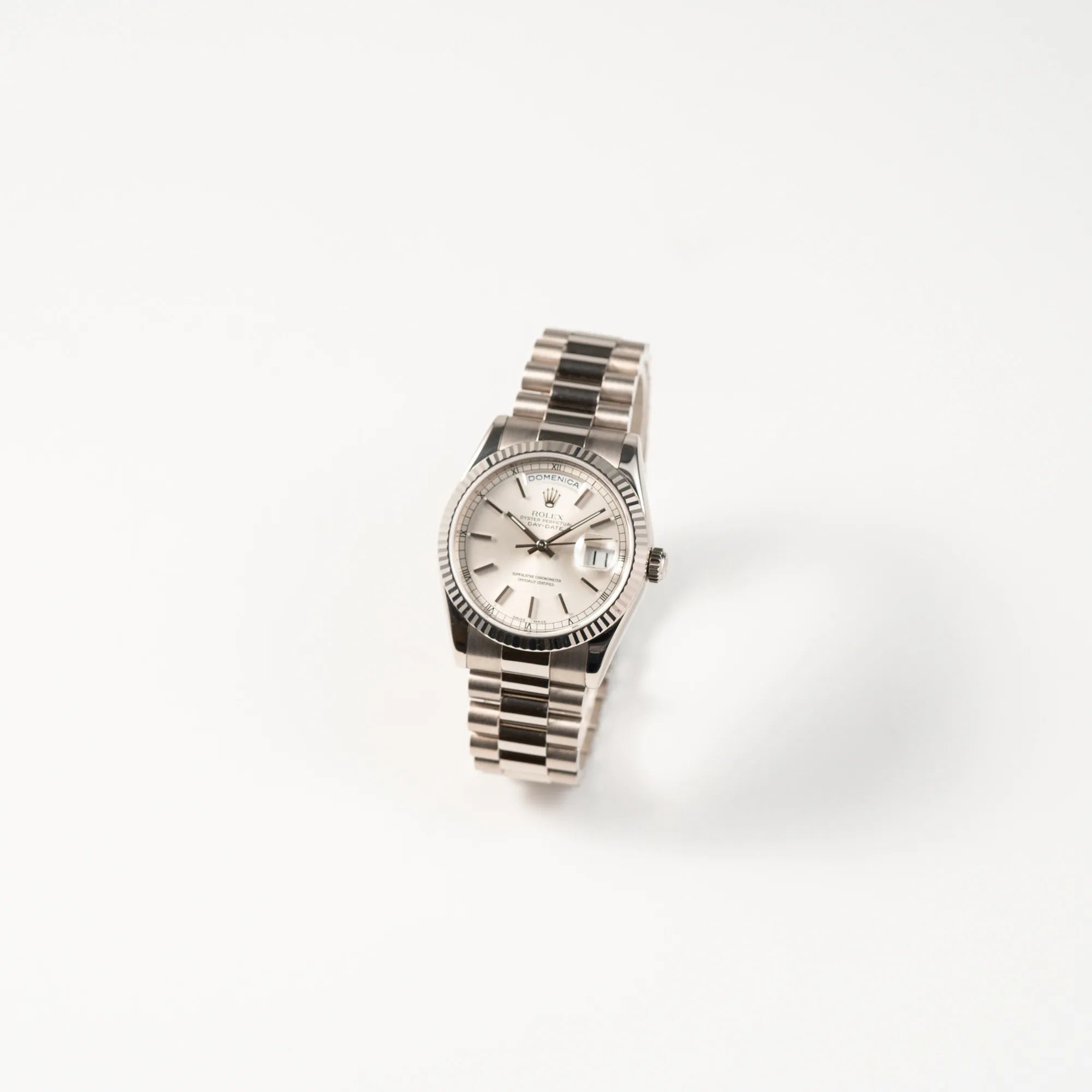 Leicht schräge Ansicht der Rolex Day-Date 36 der Referenz 118239 in 750er Weißgold gefertigt mit dem klassischen President-Armband