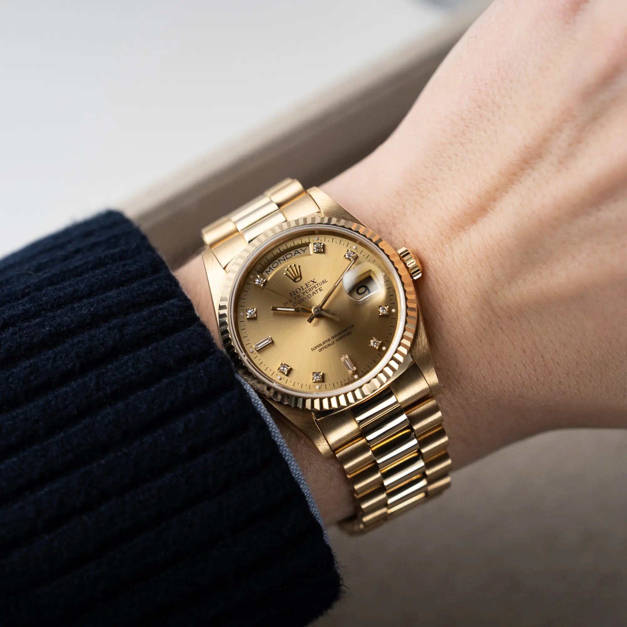 Wristshot mit der Rolex Day-Date 18238 in Gelbgold mit goldenem Zifferblatt und Diamant-Indizes am President-Armband