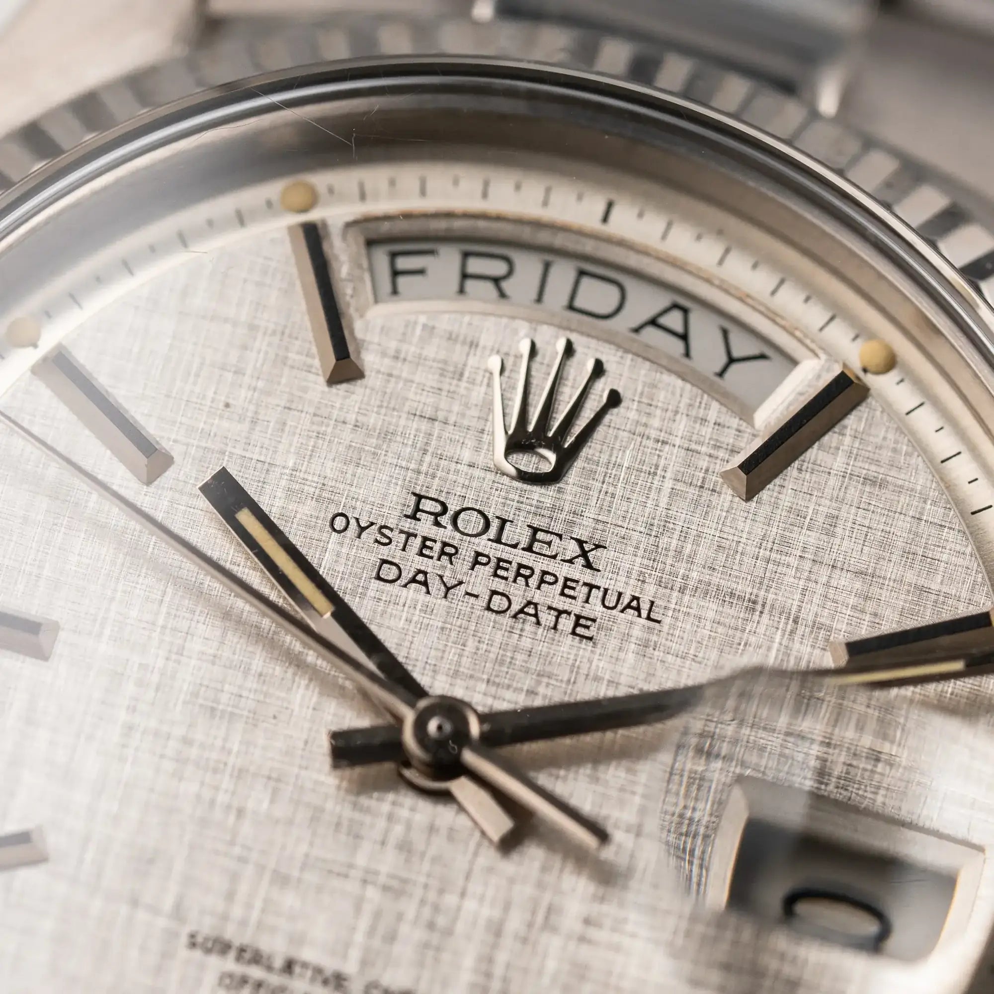 Detailaufnahme der Rolex DayDate mit der Referenz 1803  in Weißgold mit 36 mm Durchmesser und einem speziellen Zifferblatt, dass an die Struktur von Leinenstoff erinnert