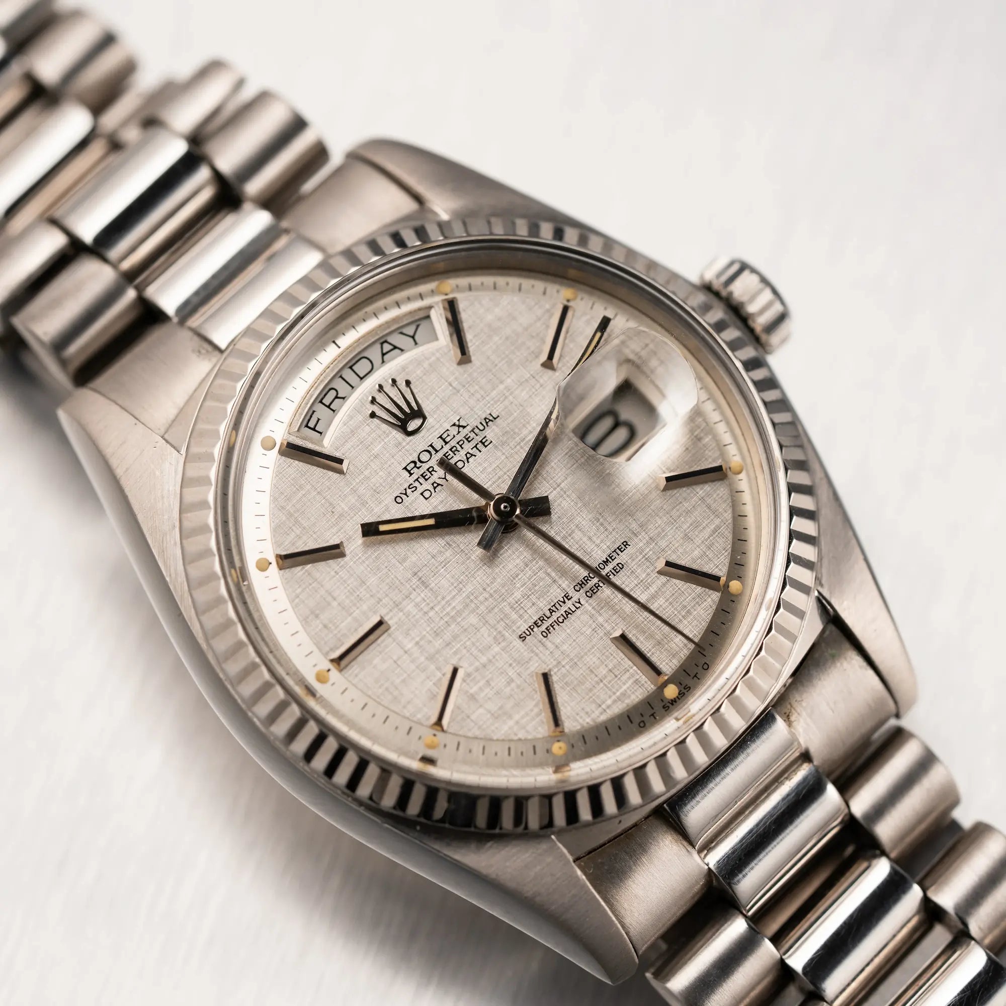 Rolex DayDate mit der Referenz 1803  in Weißgold mit 36 mm Durchmesser und einem speziellen Zifferblatt, dass an die Struktur von Leinenstoff erinnert