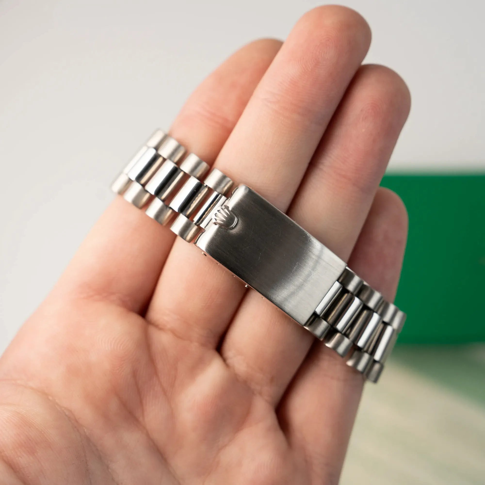 Schliesse am President-Armband der Rolex DayDate mit der Referenz 1803  in Weißgold mit 36 mm Durchmesser und einem speziellen Zifferblatt, dass an die Struktur von Leinenstoff erinnert
