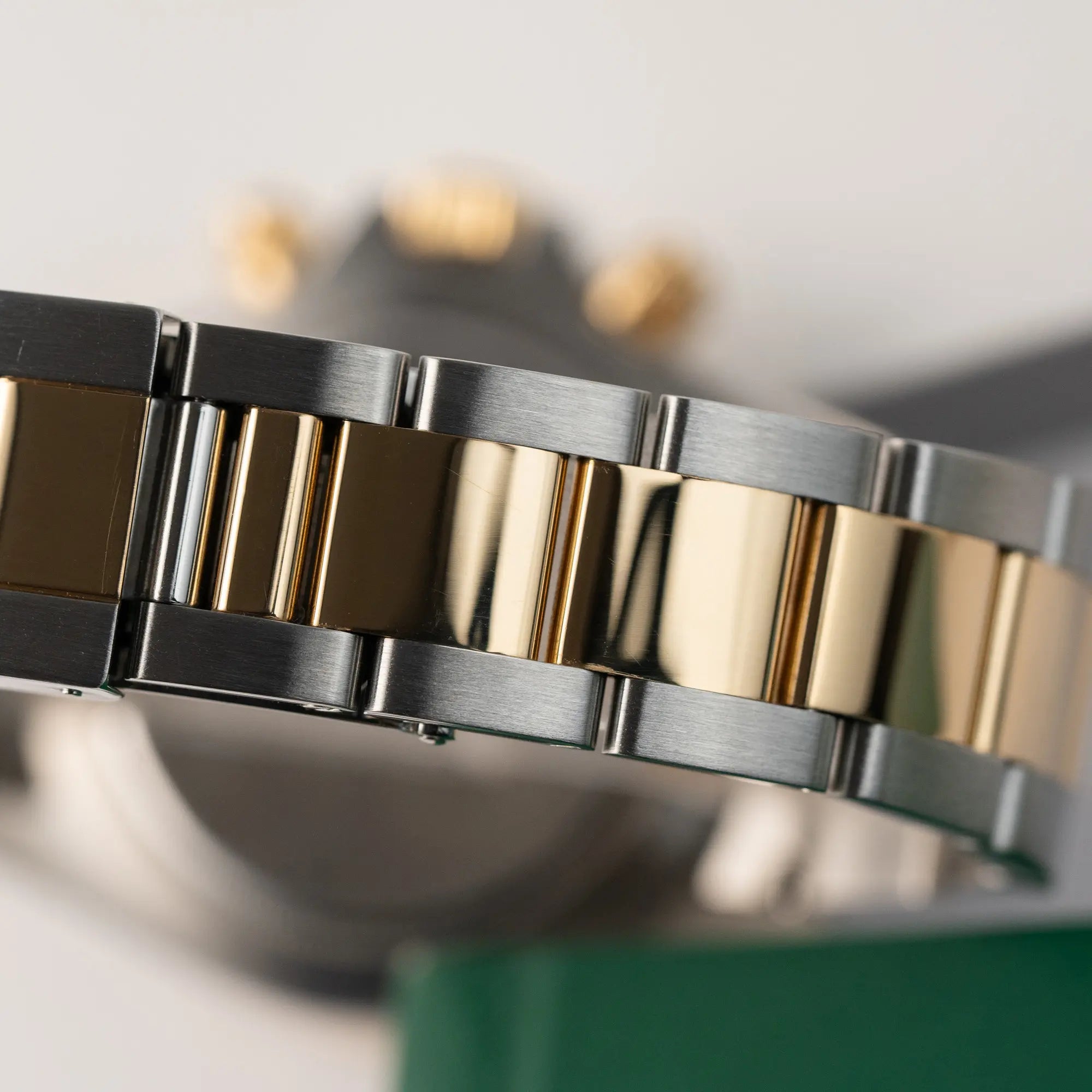 Detailaufnahme des Zustands des Oyster Armbands in Stahl-Gold von der Rolex Zenith Daytona in Stahl-Gold mit goldfarbenem Zifferblatt
