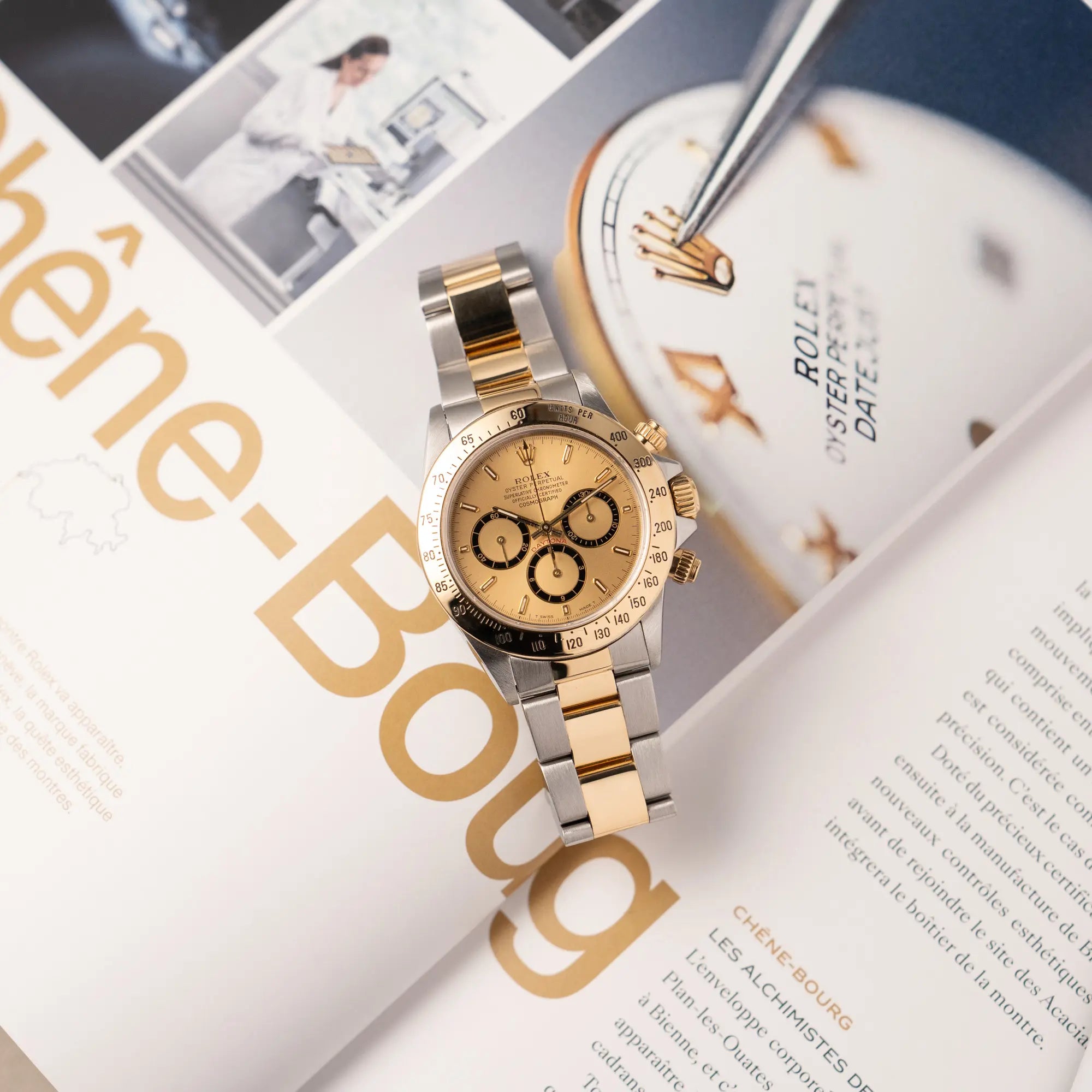 Produktfotografie der Rolex Zenith Daytona in Stahl-Gold mit goldfarbenem Zifferblatt aus der Vogelperspektive