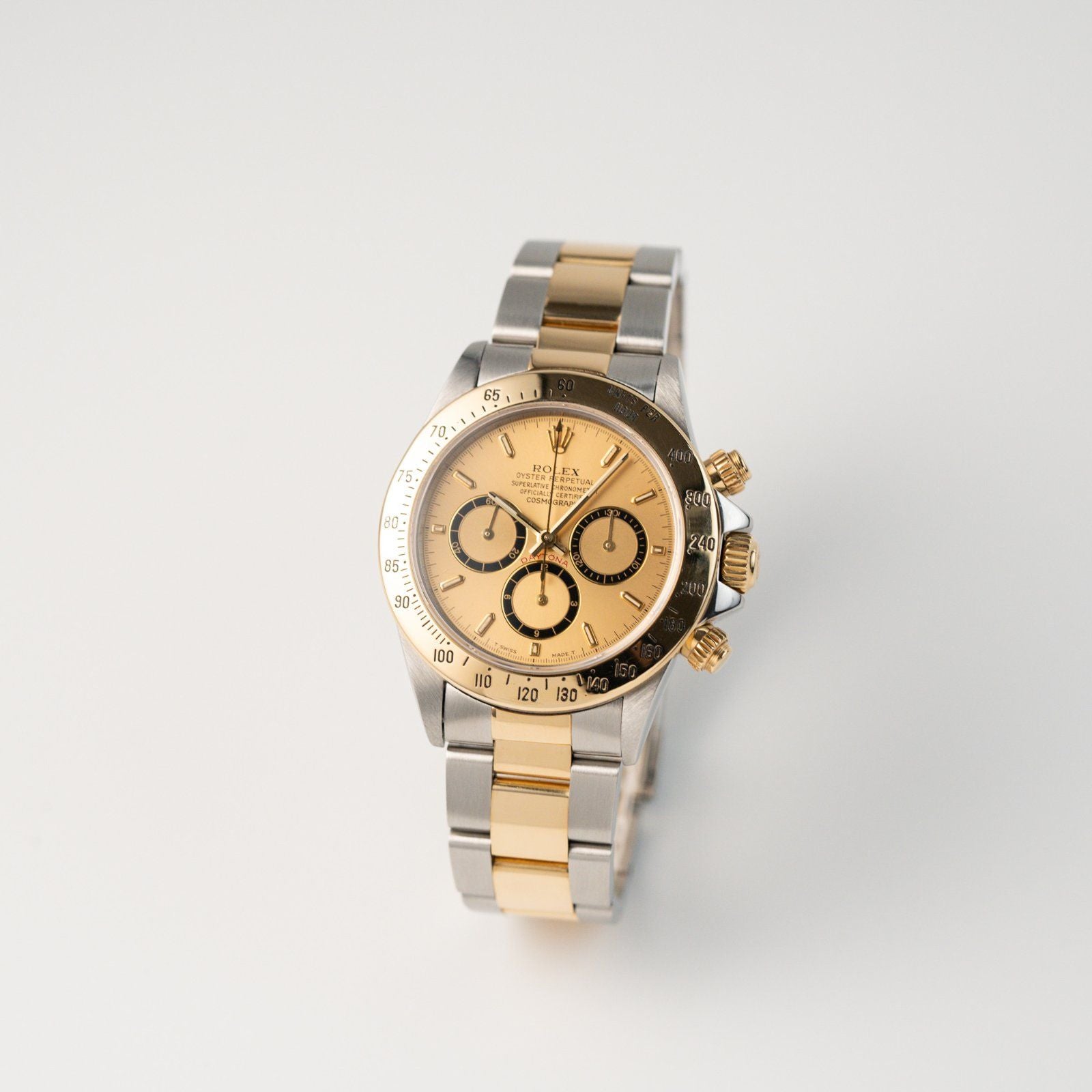 Leicht schräge Ansicht der Rolex Zenith Daytona in Stahl-Gold mit goldfarbenem Zifferblatt