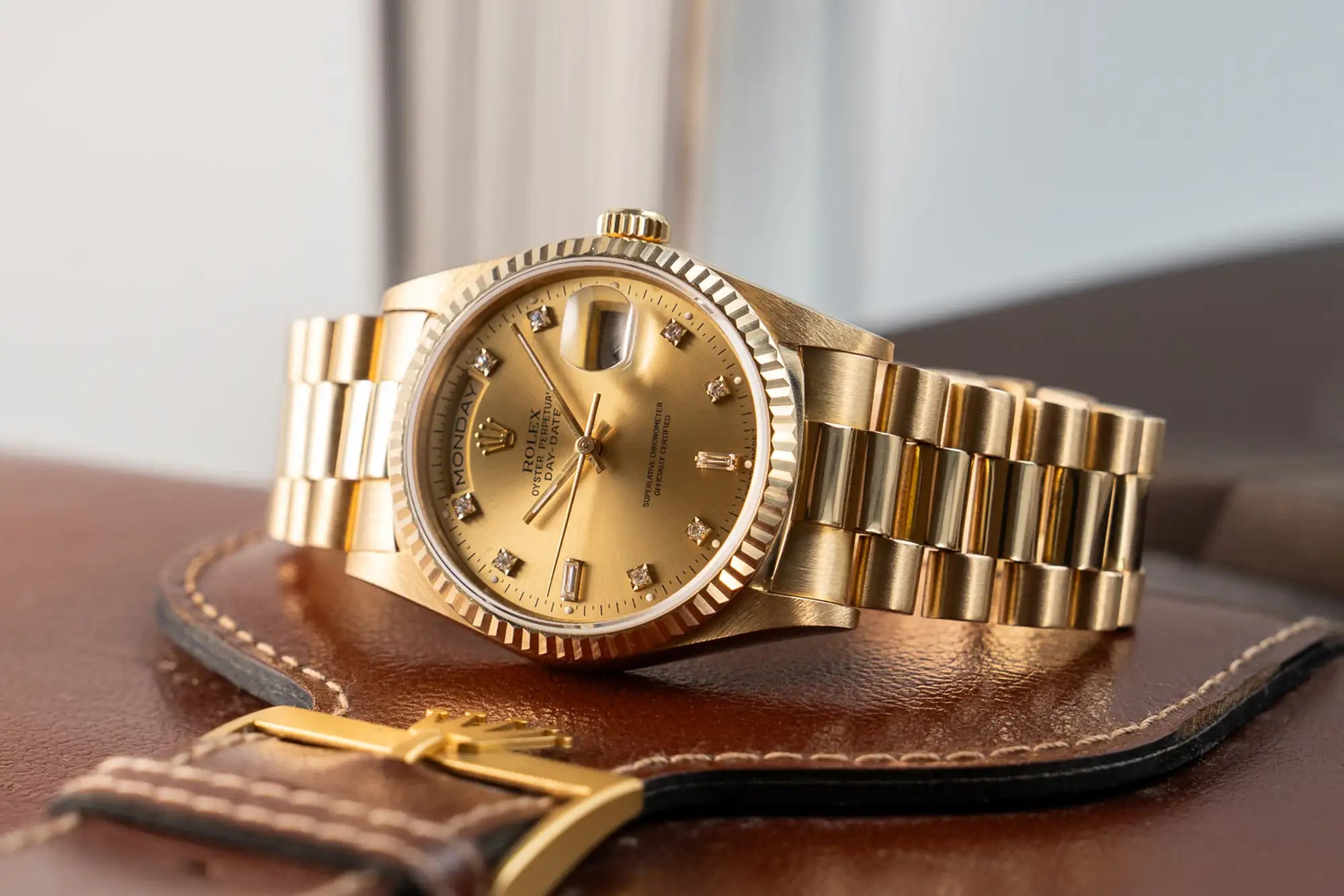 Produktfotografie einer Rolex Day-Date 36  der Referenz 18238 in Gelbgold mit gelbgoldenen Diamant-Zifferblatt