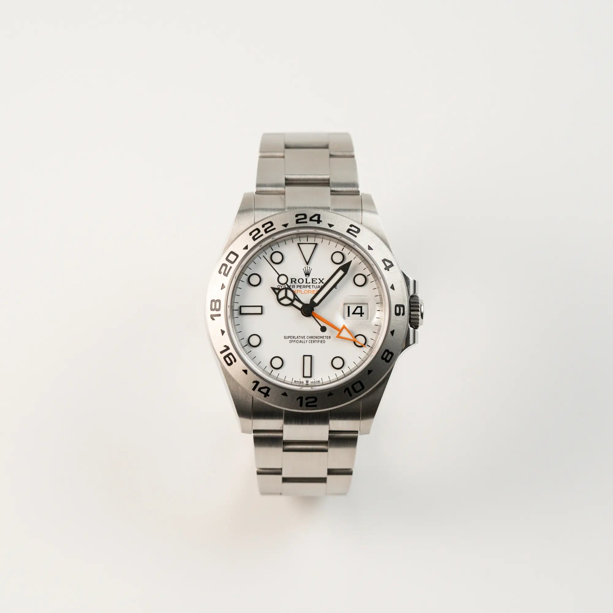 Frontale Ansicht der Rolex Explorer II im 42mm Oyster-Gehäuse (Referenz 226570) mit weißem Zifferblatt und orangem GMT-Zeiger