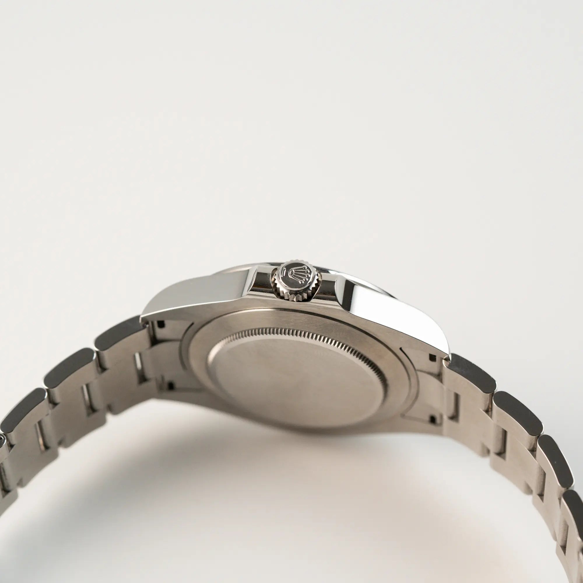 Seitliches Gehäuse der Rolex Explorer II im 42mm Oyster-Gehäuse (Referenz 226570) mit weißem Zifferblatt und orangem GMT_Zeiger mit Blick auf die Aufzugskrone