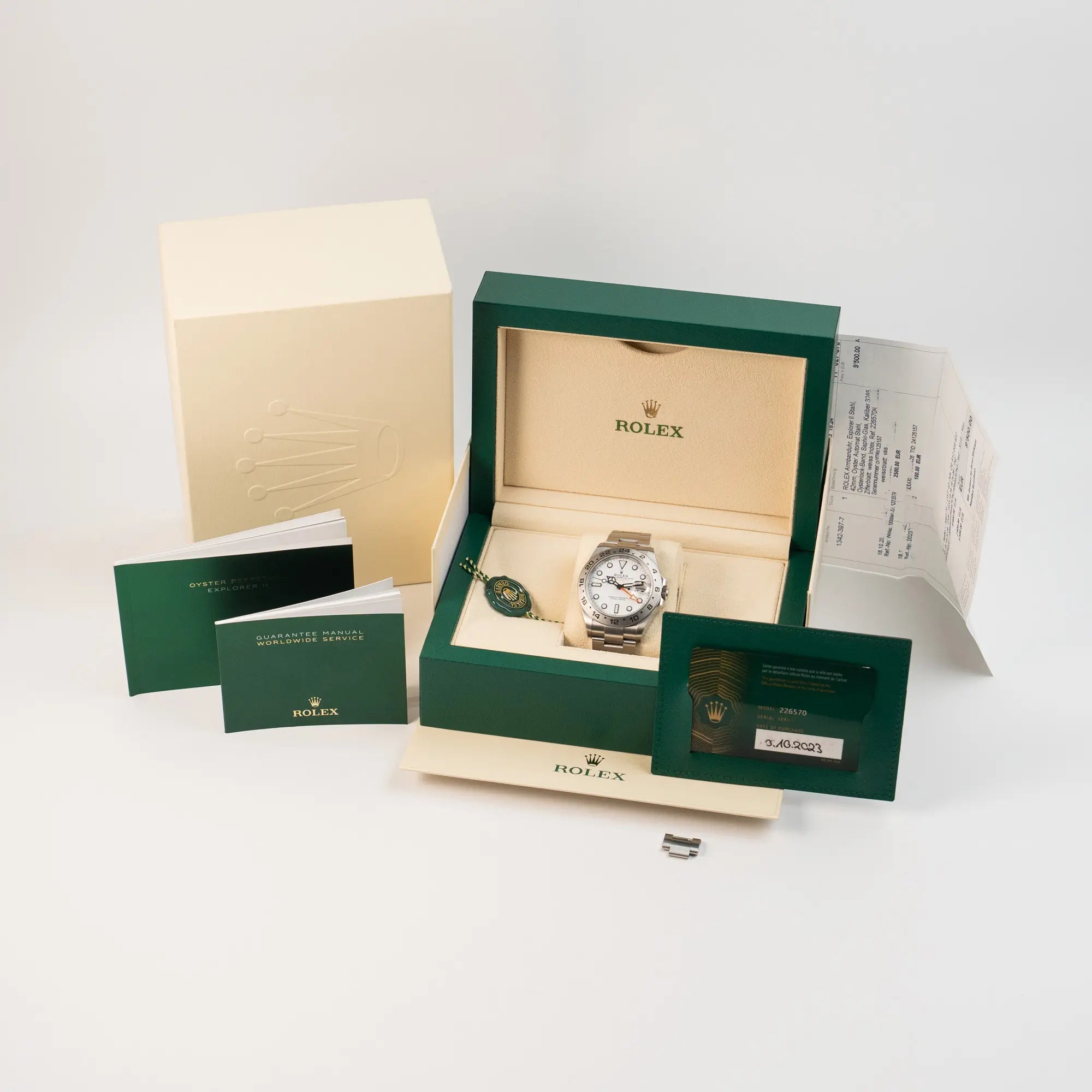 Rolex Explorer II im 42mm Oyster-Gehäuse (Referenz 226570) mit weißem Zifferblatt und orangem GMT_Zeiger zusammen mit dem Lieferumfang, bestehend aus Box, Papieren, Booklets, allen Armband-Gliedern und Erstkaufbeleg aus 2023
