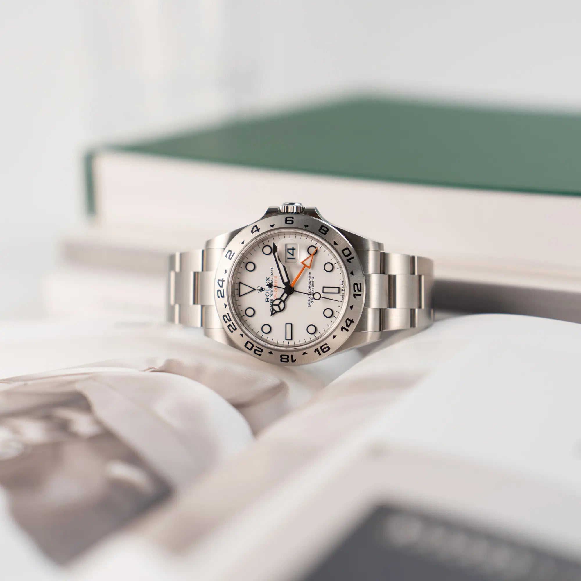 Produktfotografie der Rolex Explorer II im 42mm Oyster-Gehäuse (Referenz 226570) mit weißem Zifferblatt und orangem GMT_Zeiger