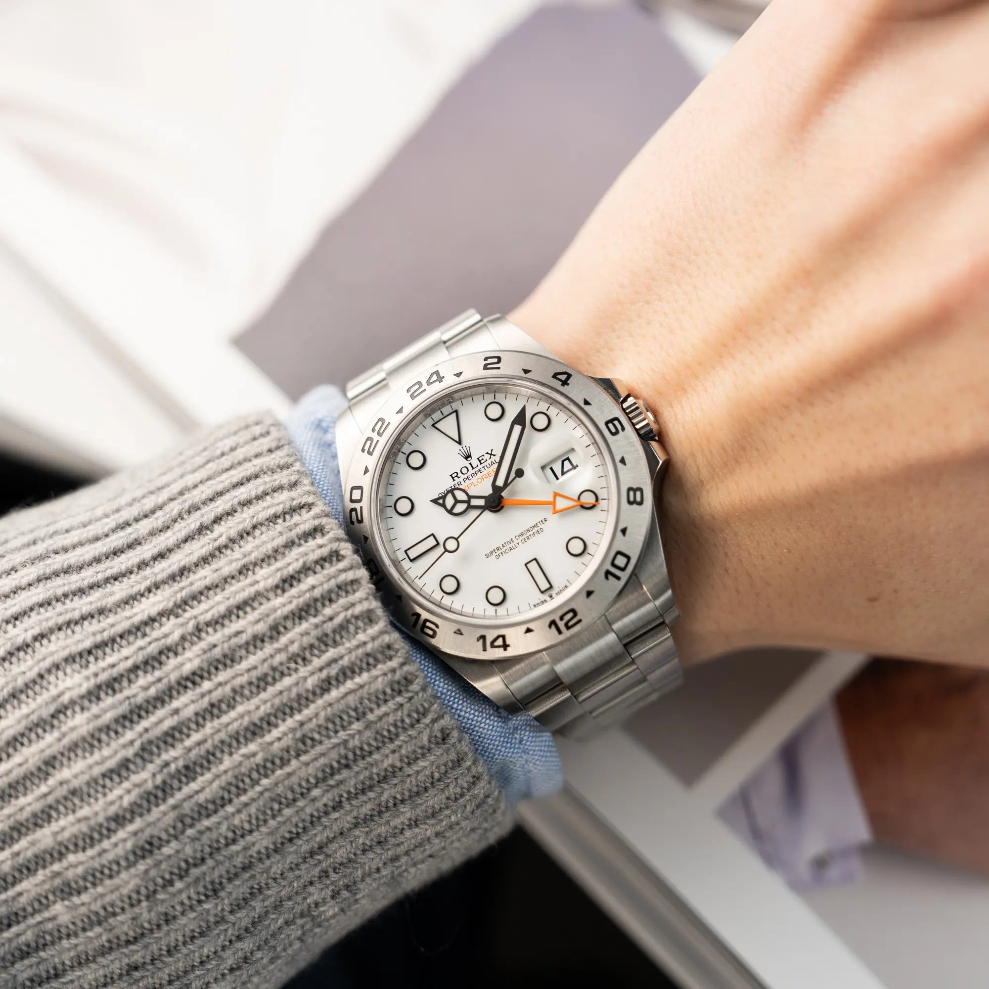 Wristshot mit der Rolex Explorer II im 42mm Oyster-Gehäuse (Referenz 226570) mit weißem Zifferblatt und orangem GMT-Zeiger