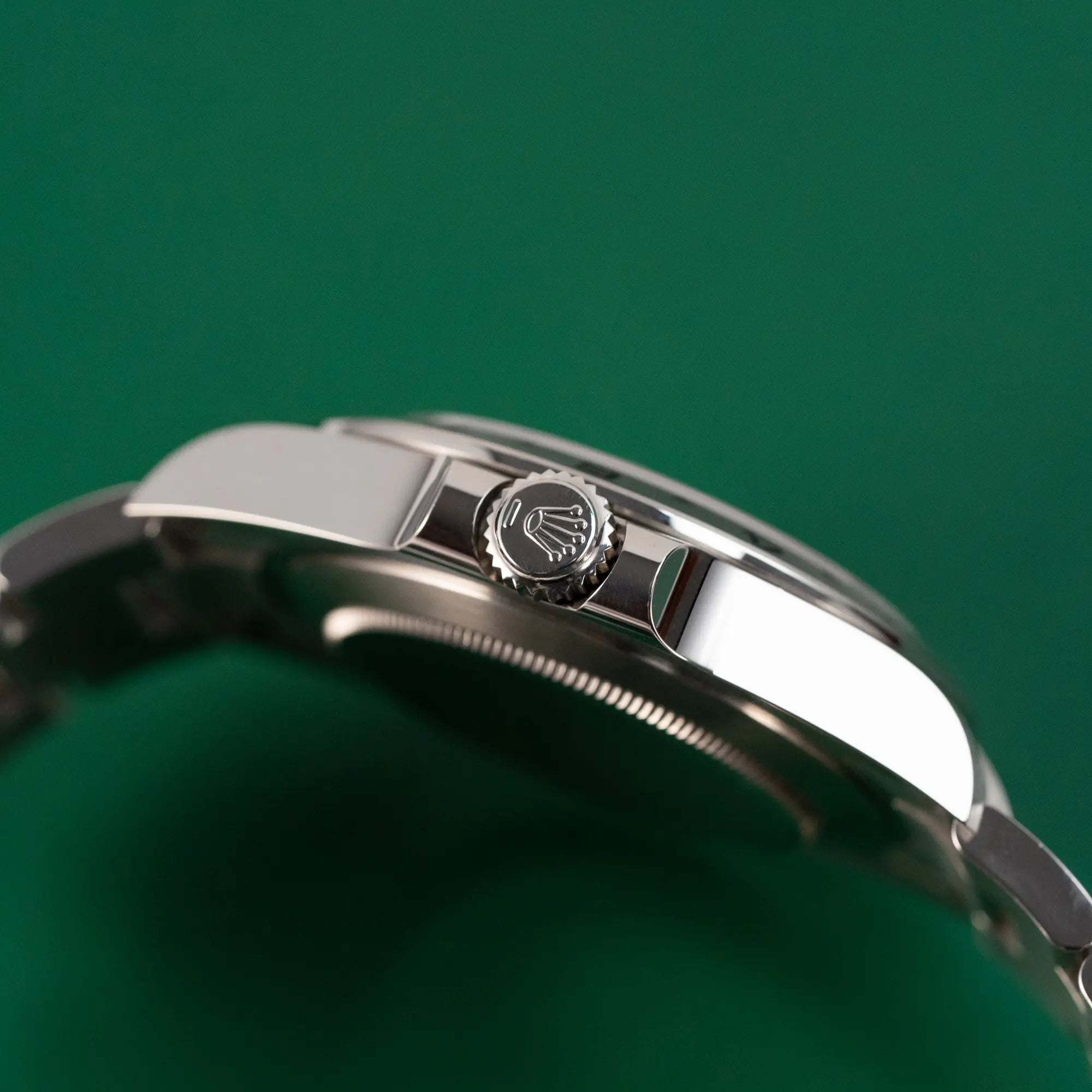 Detailaufnahme des seitlichen Gehäuses und der Aufzugskrone der Rolex Explorer II im 42mm Oyster-Gehäuse (Referenz 226570) mit weißem Zifferblatt und orangem GMT-Zeiger