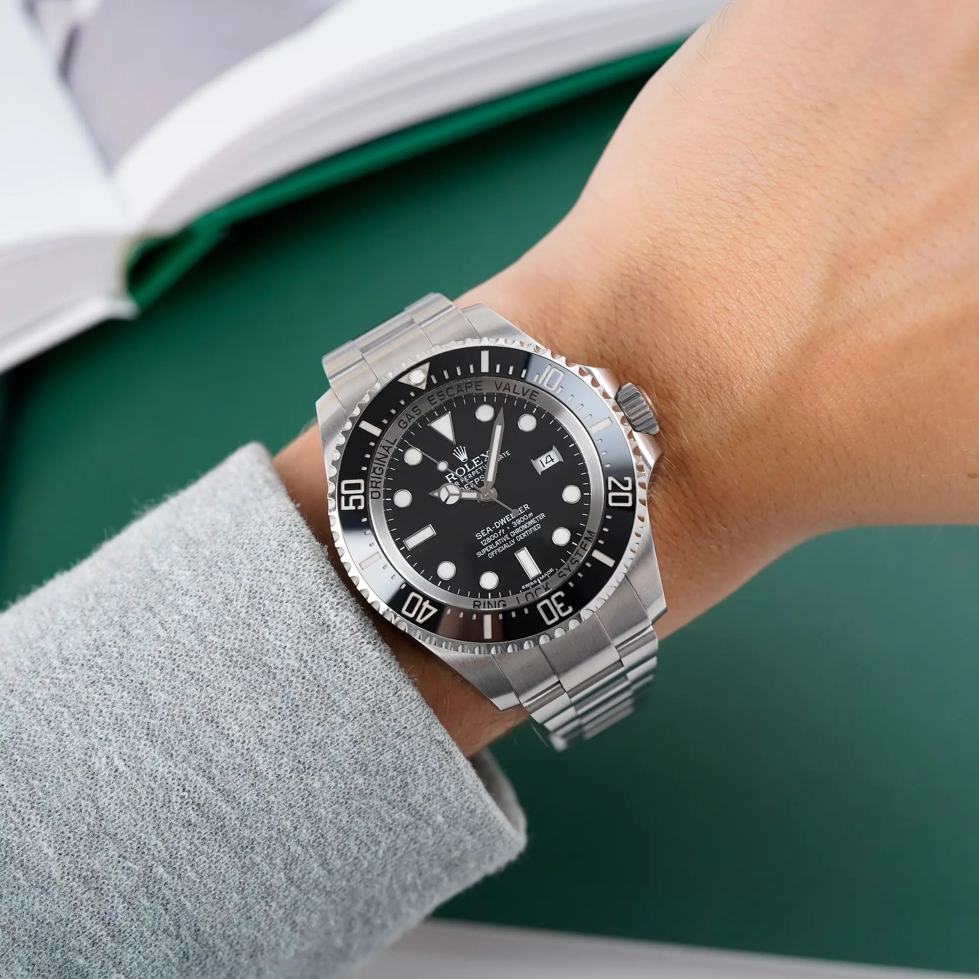 Wristshot an Männerhandgelenk der Rolex Sea Dweller Deepsea, Referenz 116660, in Schwarz